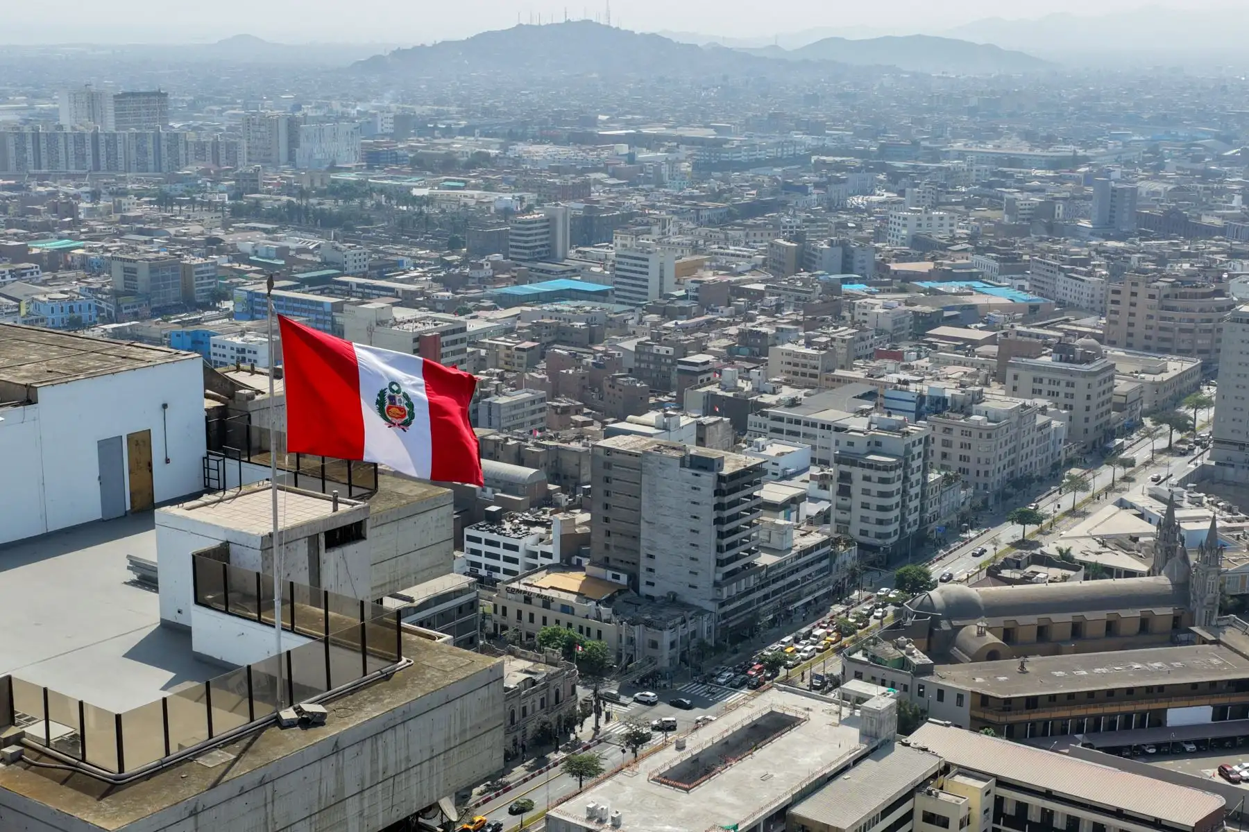 Así luce la ciudad de Lima con la bandera del Perú, en el marco del embanderamiento obligatorio en la ciudad de Lima por motivos de celebrarse las Fiestas Patrias 2026 en el mes de julio. Foto: ANDINA/Daniel Bracamonte
