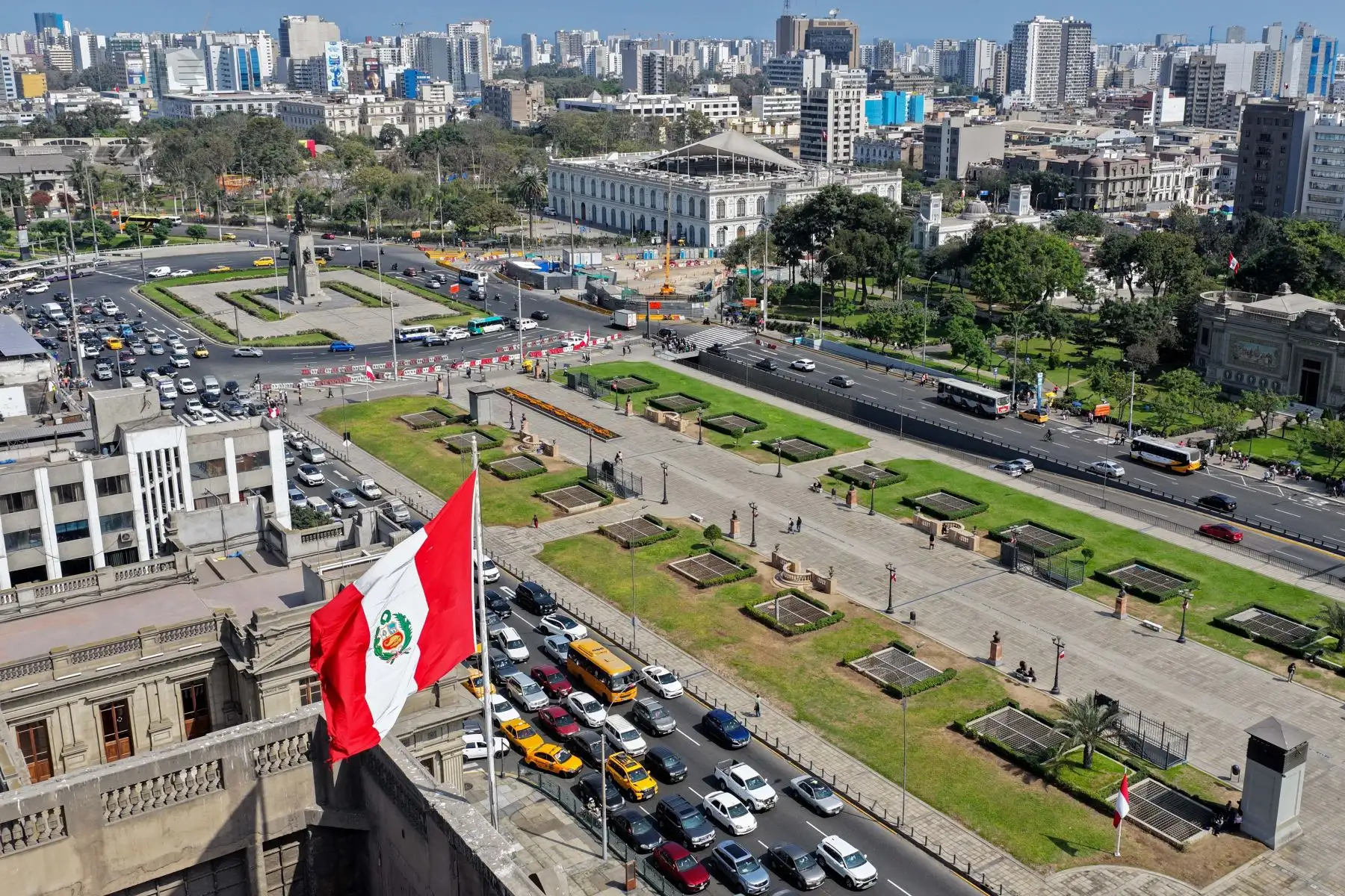 Así luce la ciudad de Lima con la bandera del Perú, en el marco del embanderamiento obligatorio en la ciudad de Lima por motivos de celebrarse las Fiestas Patrias 2026 en el mes de julio. Foto: ANDINA/Daniel Bracamonte