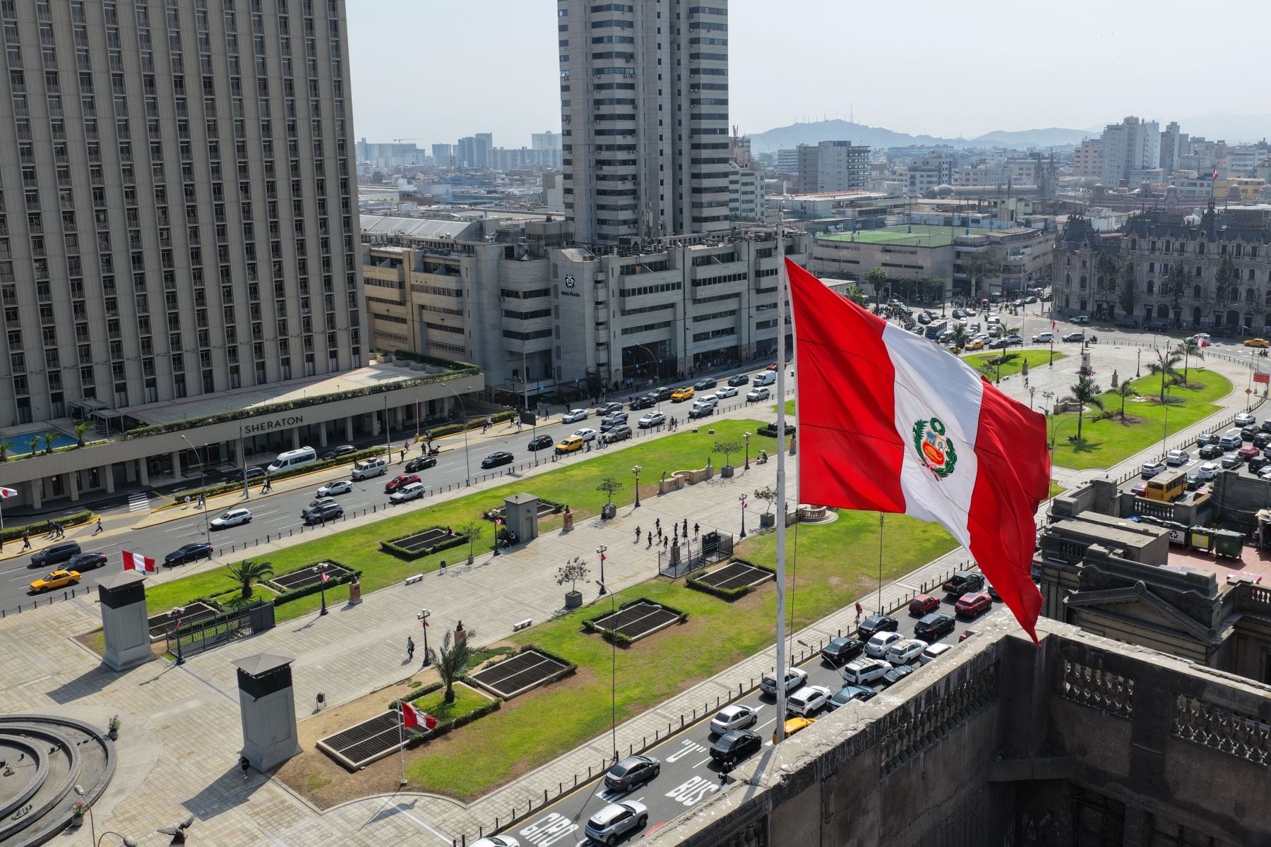 Así luce la ciudad de Lima con la bandera del Perú, en el marco del embanderamiento obligatorio en la ciudad de Lima por motivos de celebrarse las Fiestas Patrias 2026 en el mes de julio. Foto: ANDINA/Daniel Bracamonte