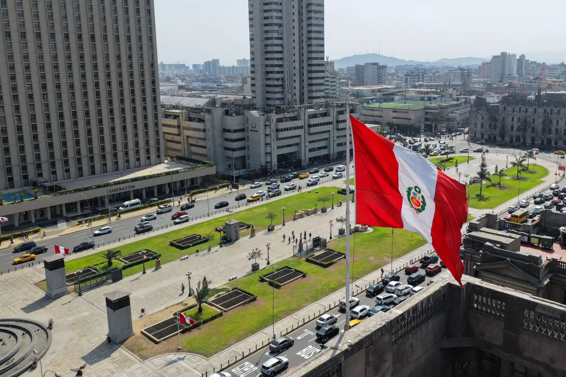Así luce la ciudad de Lima con la bandera del Perú, en el marco del embanderamiento obligatorio en la ciudad de Lima por motivos de celebrarse las Fiestas Patrias 2026 en el mes de julio. Foto: ANDINA/Daniel Bracamonte