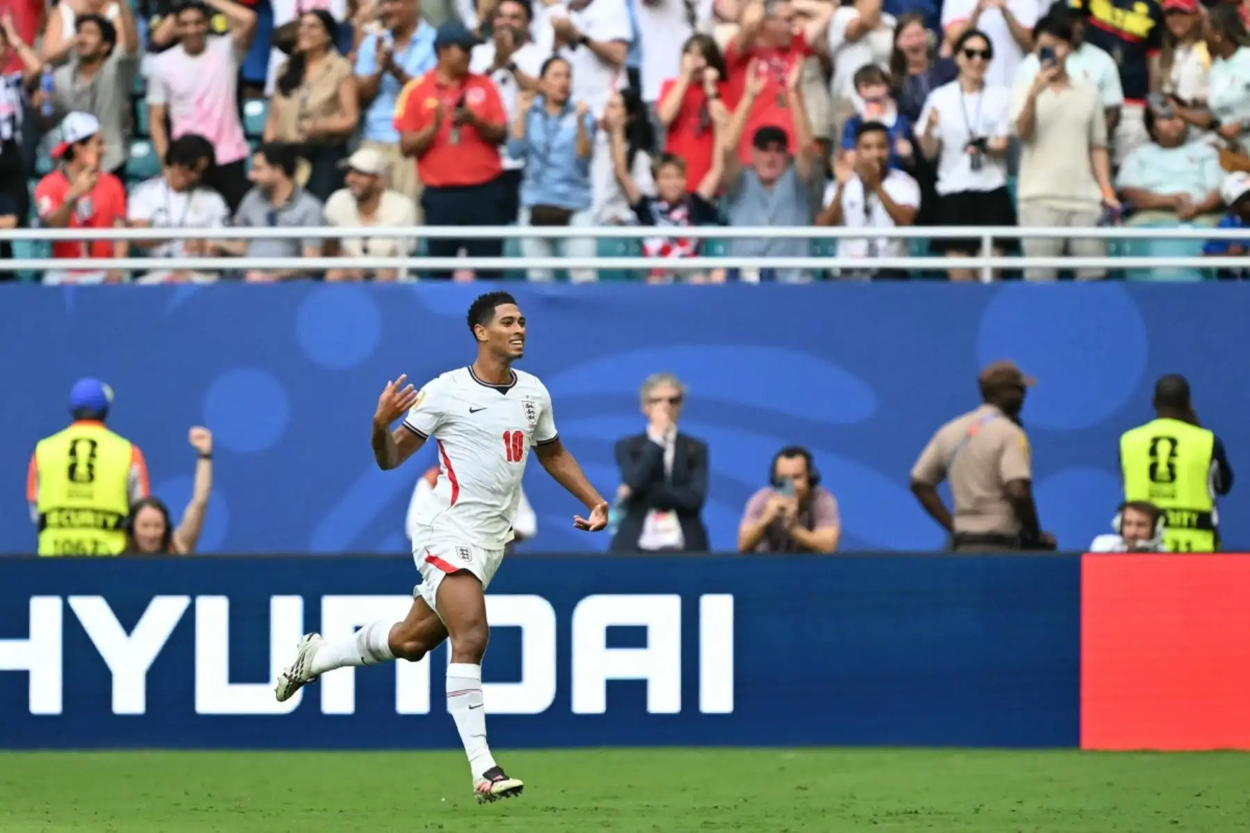 El centrocampista inglés Jude Bellingham, número 10, celebra el sexto gol de su equipo durante el partido por el tercer puesto del Mundial de Fútbol de 2026 entre Francia e Inglaterra en el Miami Stadium de Miami, el 18 de julio de 2026. (Foto de CHANDAN KHANNA / AFP)
