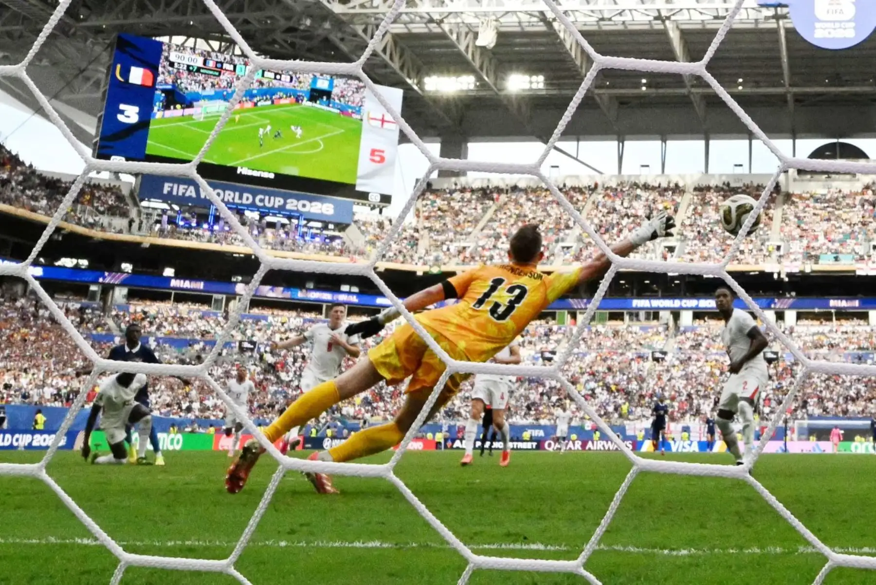 El portero inglés Dean Henderson, número 13, encaja un gol del delantero francés Ousmane Dembélé, número 7, que supone el cuarto gol de su equipo, durante el partido por el tercer puesto del Mundial de Fútbol de 2026 entre Francia e Inglaterra, disputado en el Miami Stadium de Miami el 18 de julio de 2026. (Foto de CHANDAN KHANNA / AFP)