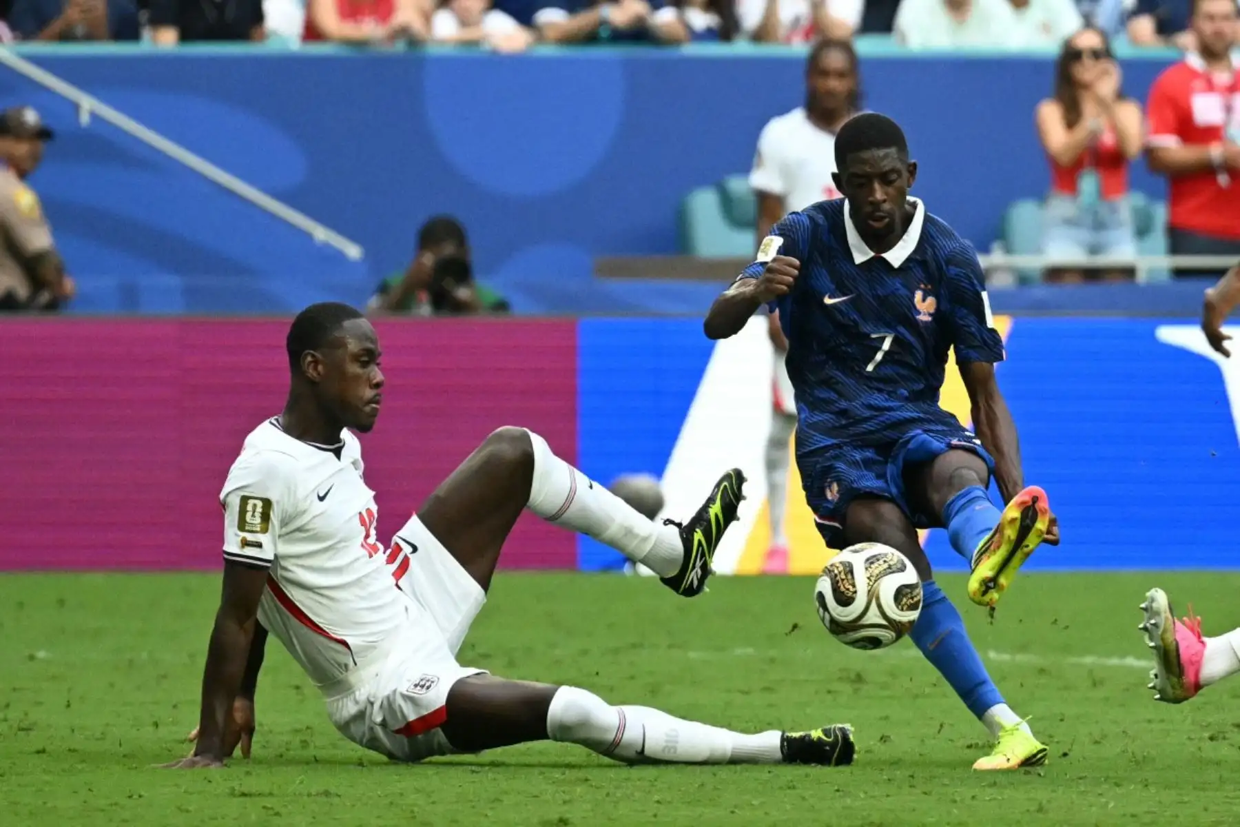 El delantero francés Ousmane Dembélé, número 7 del ranking, anota el cuarto gol de su equipo durante el partido por el tercer puesto del Mundial de Fútbol de 2026 entre Francia e Inglaterra, disputado en el Miami Stadium de Miami el 18 de julio de 2026. (Foto de CHANDAN KHANNA / AFP)