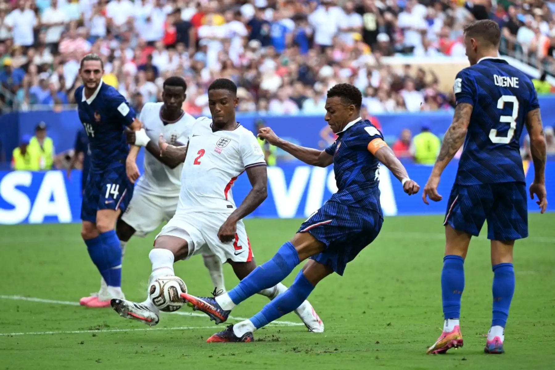 El defensa inglés #02 Ezri Konsa y el delantero francés #10 Kylian Mbappé luchan por el balón durante el partido por el tercer puesto del Mundial de Fútbol de 2026 entre Francia e Inglaterra en el Miami Stadium de Miami el 18 de julio de 2026. (Foto de CHANDAN KHANNA / AFP)