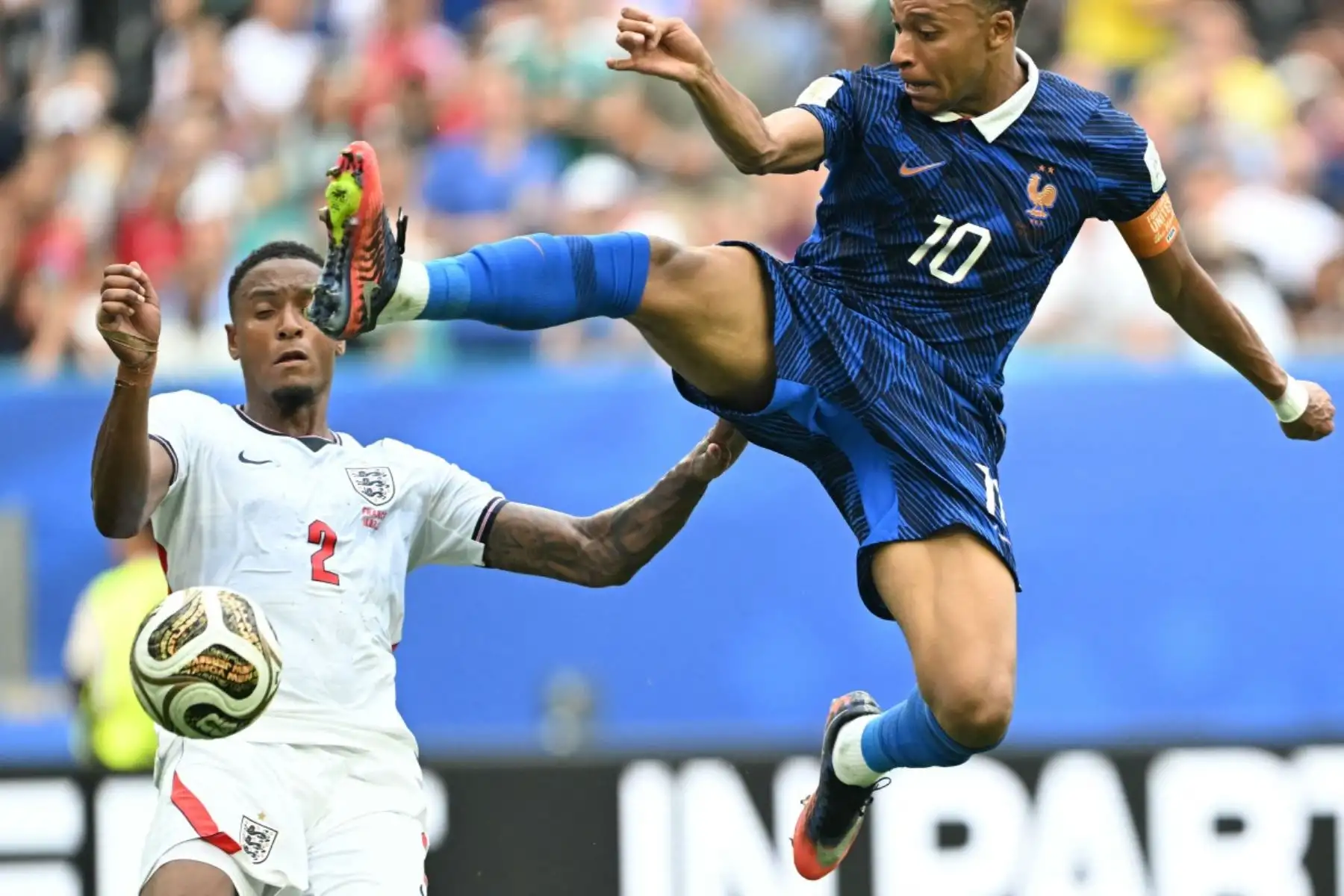 El defensa inglés #02 Ezri Konsa y el delantero francés #10 Kylian Mbappé luchan por el balón durante el partido por el tercer puesto del Mundial de Fútbol de 2026 entre Francia e Inglaterra en el Miami Stadium de Miami el 18 de julio de 2026. (Foto de CHANDAN KHANNA / AFP)