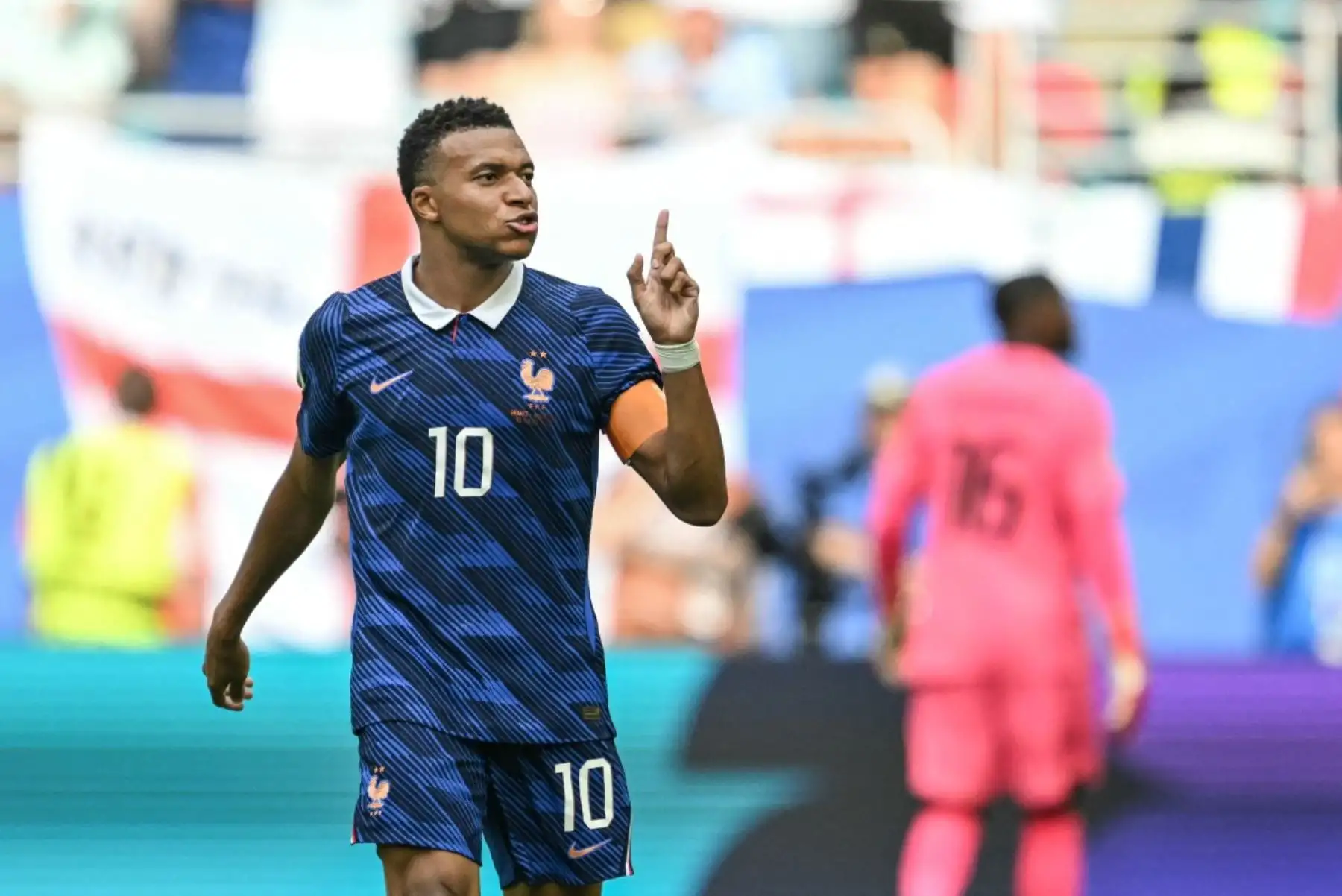 El delantero francés Kylian Mbappé, número 10 del ranking, celebra el tercer gol de su equipo durante el partido por el tercer puesto del Mundial de Fútbol de 2026 entre Francia e Inglaterra, disputado en el Miami Stadium de Miami el 18 de julio de 2026. (Foto de CHANDAN KHANNA / AFP)