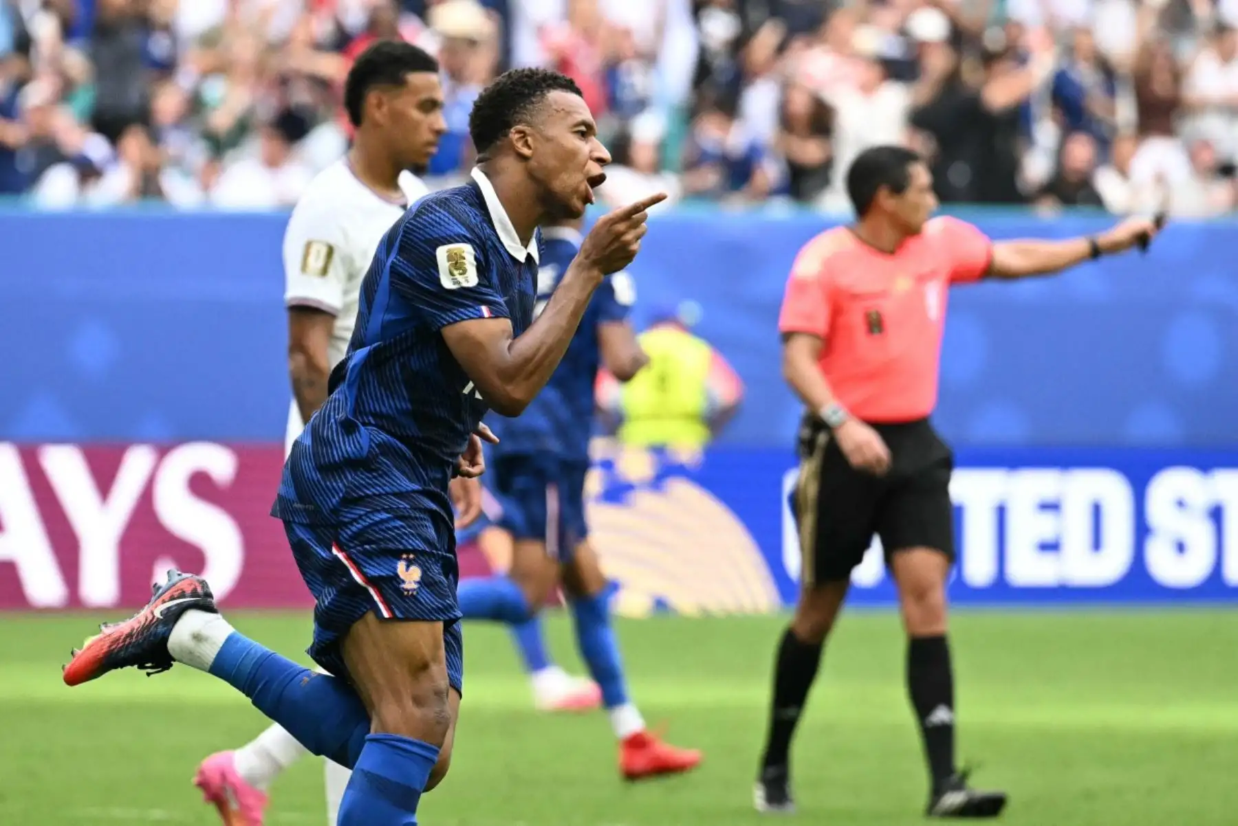 El delantero francés Kylian Mbappé, número 10 del ranking, celebra el tercer gol de su equipo durante el partido por el tercer puesto del Mundial de Fútbol de 2026 entre Francia e Inglaterra, disputado en el Miami Stadium de Miami el 18 de julio de 2026. (Foto de CHANDAN KHANNA / AFP)