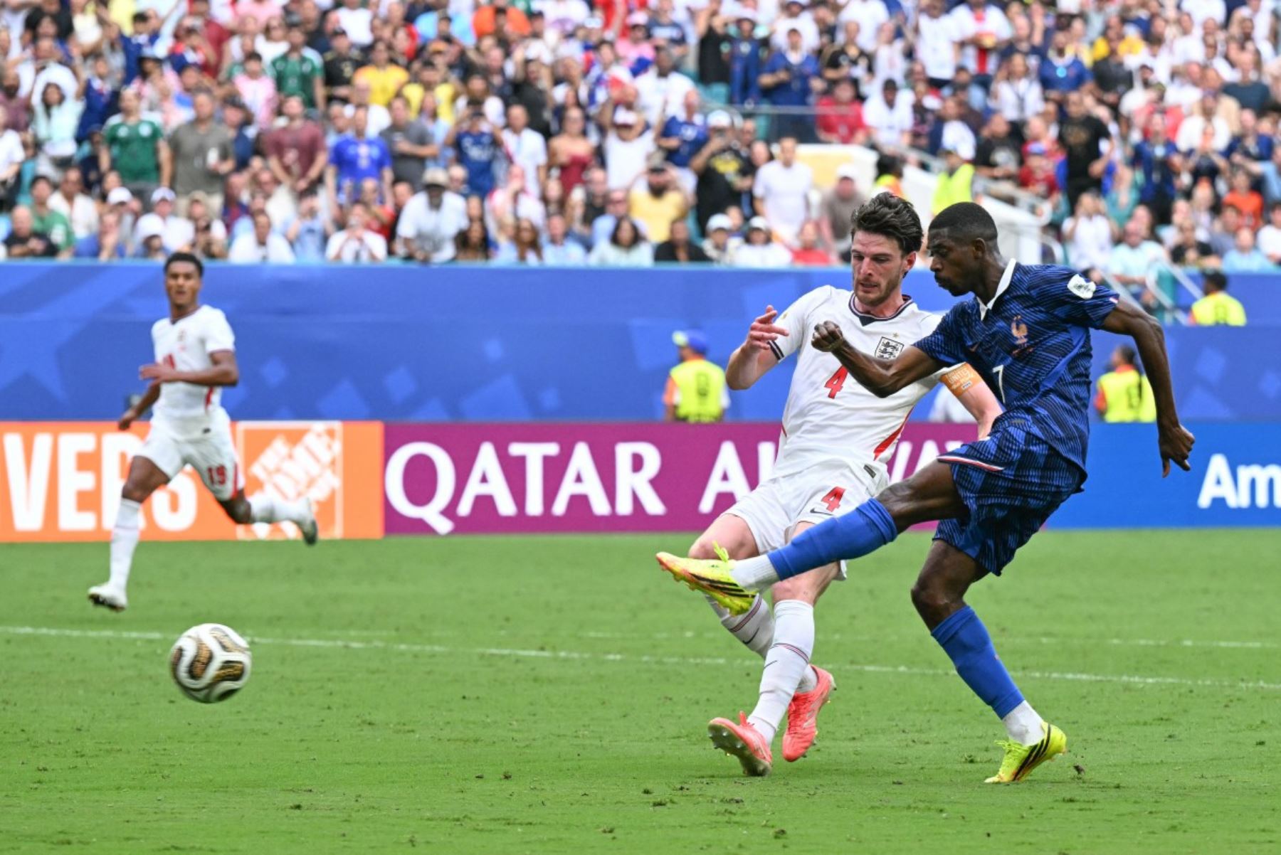 El centrocampista inglés Declan Rice (#04) y el delantero francés Ousmane Dembélé (#07) luchan por el balón durante el partido por el tercer puesto del Mundial de Fútbol de 2026 entre Francia e Inglaterra en el Miami Stadium de Miami, el 18 de julio de 2026. (Foto de CHANDAN KHANNA / AFP)