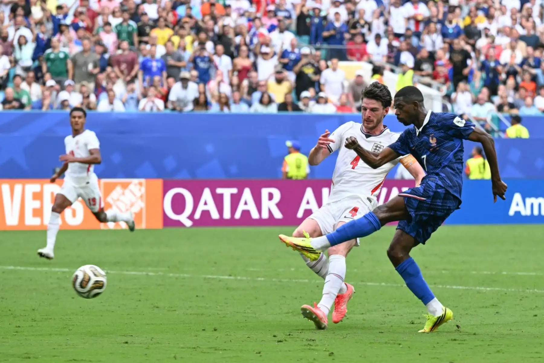 El centrocampista inglés Declan Rice (#04) y el delantero francés Ousmane Dembélé (#07) luchan por el balón durante el partido por el tercer puesto del Mundial de Fútbol de 2026 entre Francia e Inglaterra en el Miami Stadium de Miami, el 18 de julio de 2026. (Foto de CHANDAN KHANNA / AFP)