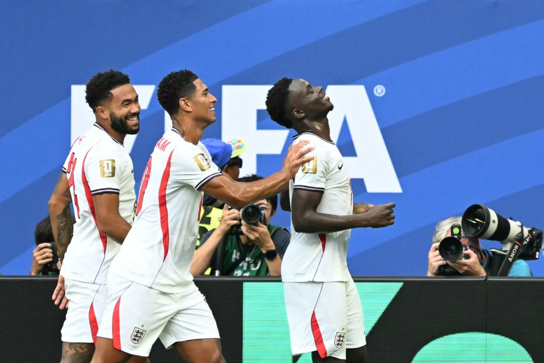 El delantero inglés Bukayo Saka (derecha), número 07, celebra el quinto gol de su equipo desde el punto de penalti durante el partido por el tercer puesto del Mundial de Fútbol de 2026 entre Francia e Inglaterra en el Miami Stadium de Miami el 18 de julio de 2026. (Foto de CHANDAN KHANNA / AFP)