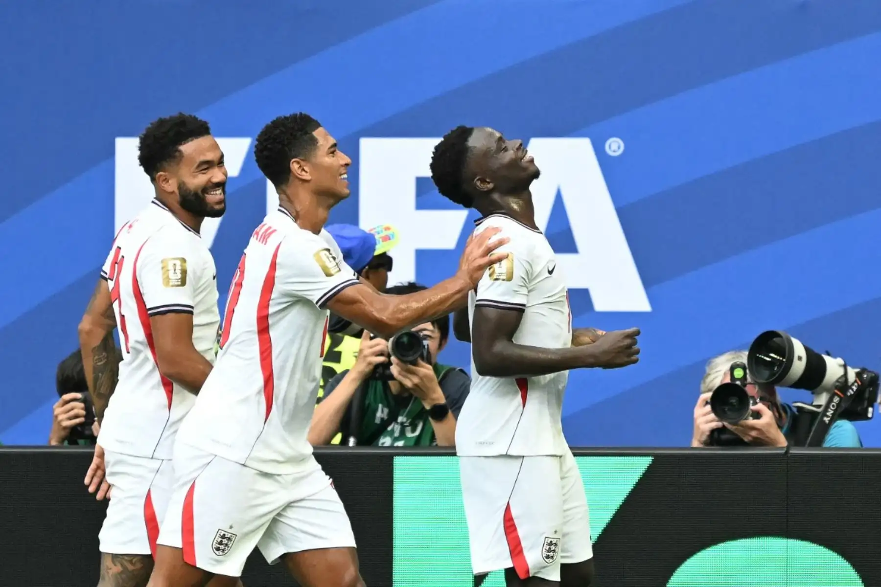 El delantero inglés Bukayo Saka (derecha), número 07, celebra el quinto gol de su equipo desde el punto de penalti durante el partido por el tercer puesto del Mundial de Fútbol de 2026 entre Francia e Inglaterra en el Miami Stadium de Miami el 18 de julio de 2026. (Foto de CHANDAN KHANNA / AFP)