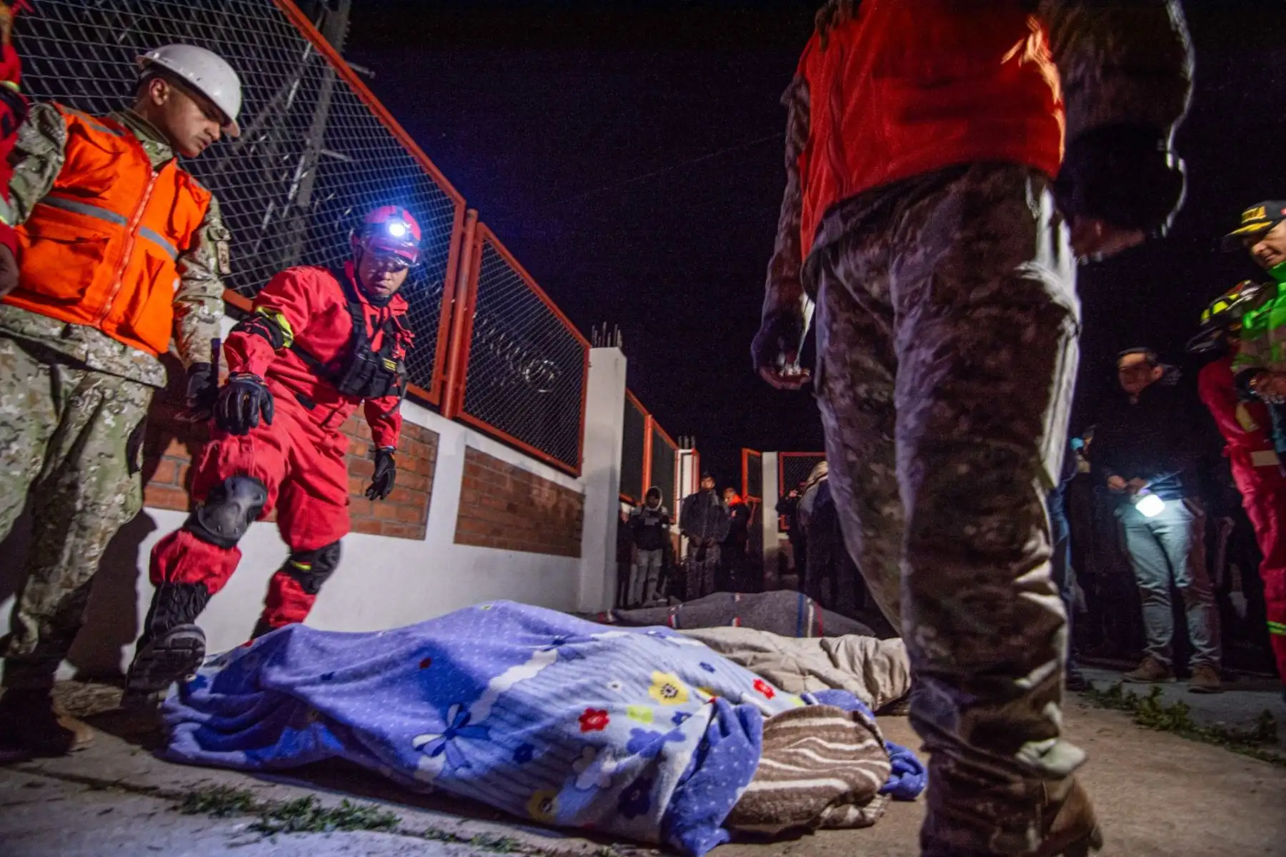 Equipos de emergencia atienden a la población de Pumpunya, en Chongos Bajo, una de las zonas más afectadas por el sismo registrado la noche del 18 de julio en la provincia de Chupaca. Foto. Cortesía/ Javier Ninanya