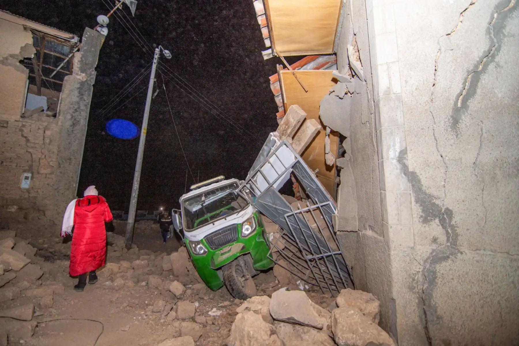 El sismo con epicentro en Chupaca dejó hasta el momento cinco personas fallecidas y más de veinte heridas. Las viviendas e infraestructura de Pumpunya, en Chongos Bajo, sufrieron severas afectaciones. Foto. Cortesía/ Javier Ninanya