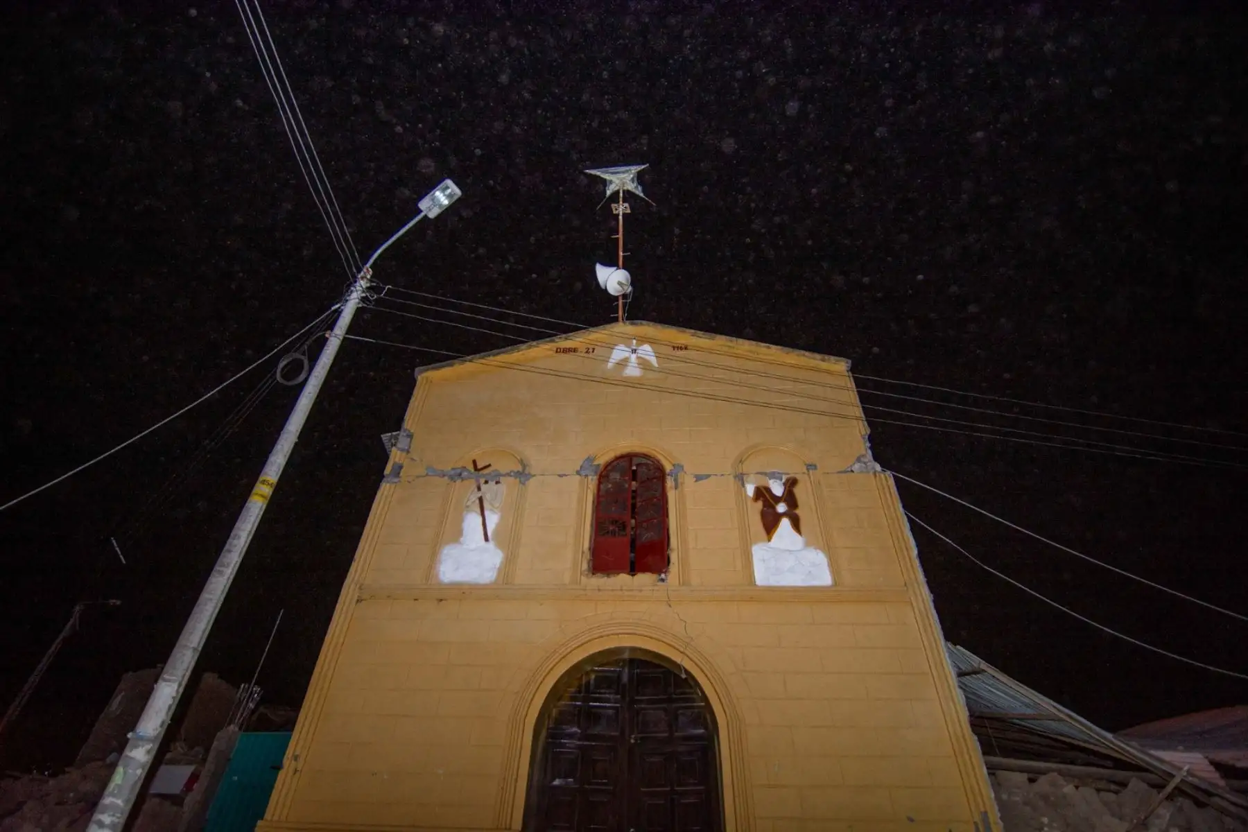 El movimiento sísmico ocurrido la noche del 18 de julio dejó cinco fallecidos, más de 20 heridos y graves daños materiales en la localidad de Pumpunya, ubicada en el distrito de Chongos Bajo. Foto. Cortesía/ Javier Ninanya