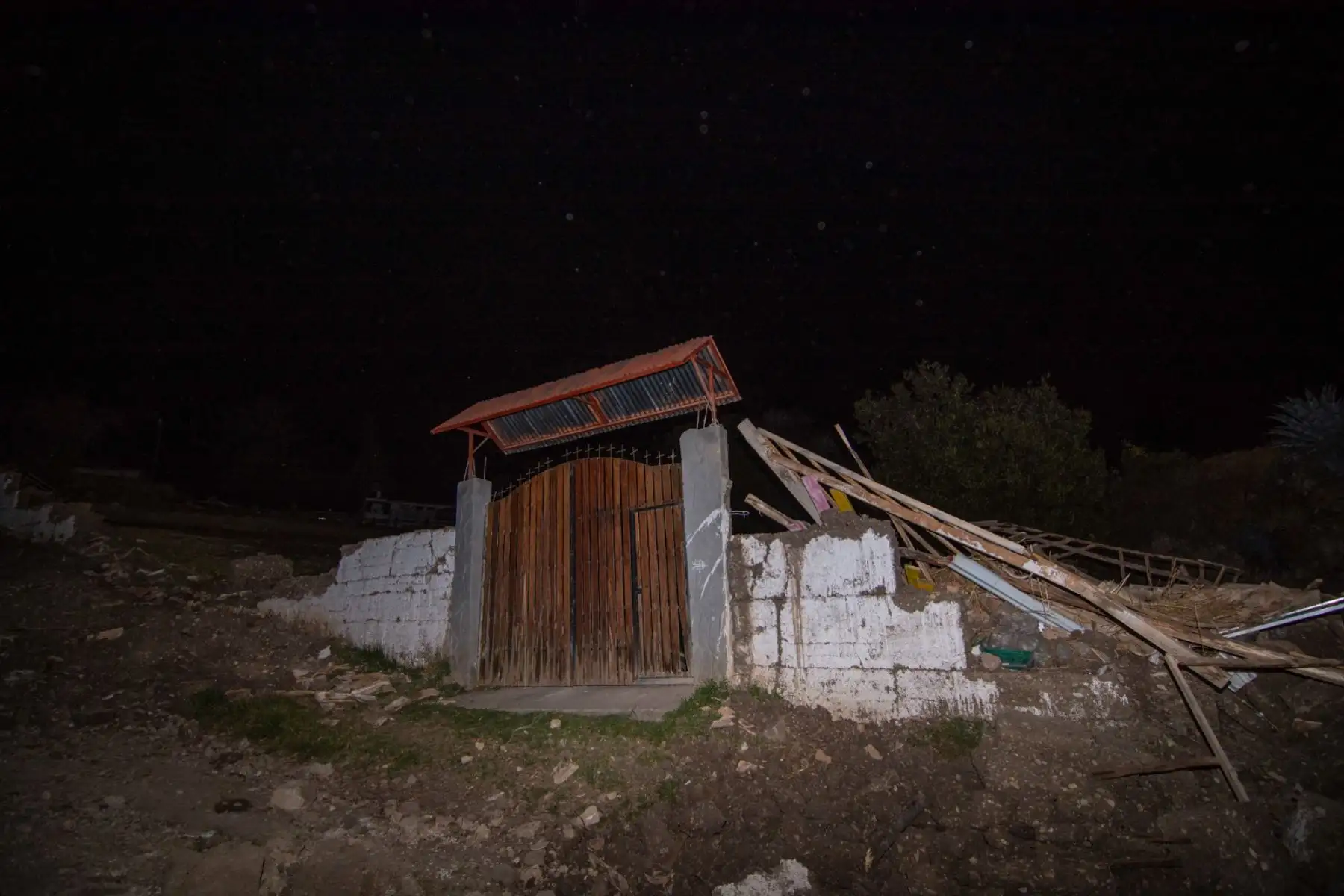 El sismo de magnitud 5.1 ocurrido en la noche del 18 de julio de 2026, cuyo epicentro fue la provincia de Chupaca, en Junín, y que hasta el momento ya dejó un saldo de 5 fallecidos y más de 20 heridos, afectó seriamente la localidad de Pumpunya Chongos Bajo. Foto: Cortesía/Javier Ninaya