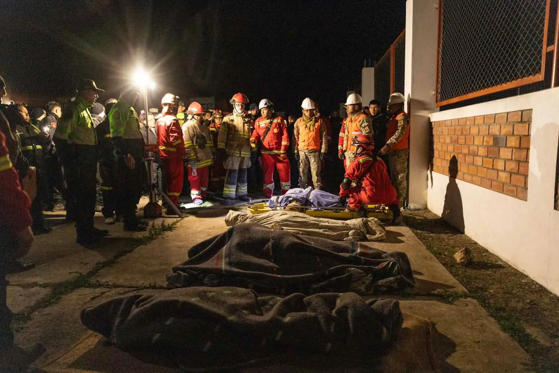 El sismo con epicentro en Chupaca dejó hasta el momento cinco personas fallecidas y más de veinte heridas. Las viviendas e infraestructura de Pumpunya, en Chongos Bajo, sufrieron severas afectaciones. Foto. Cortesía/ Yershon Vilca