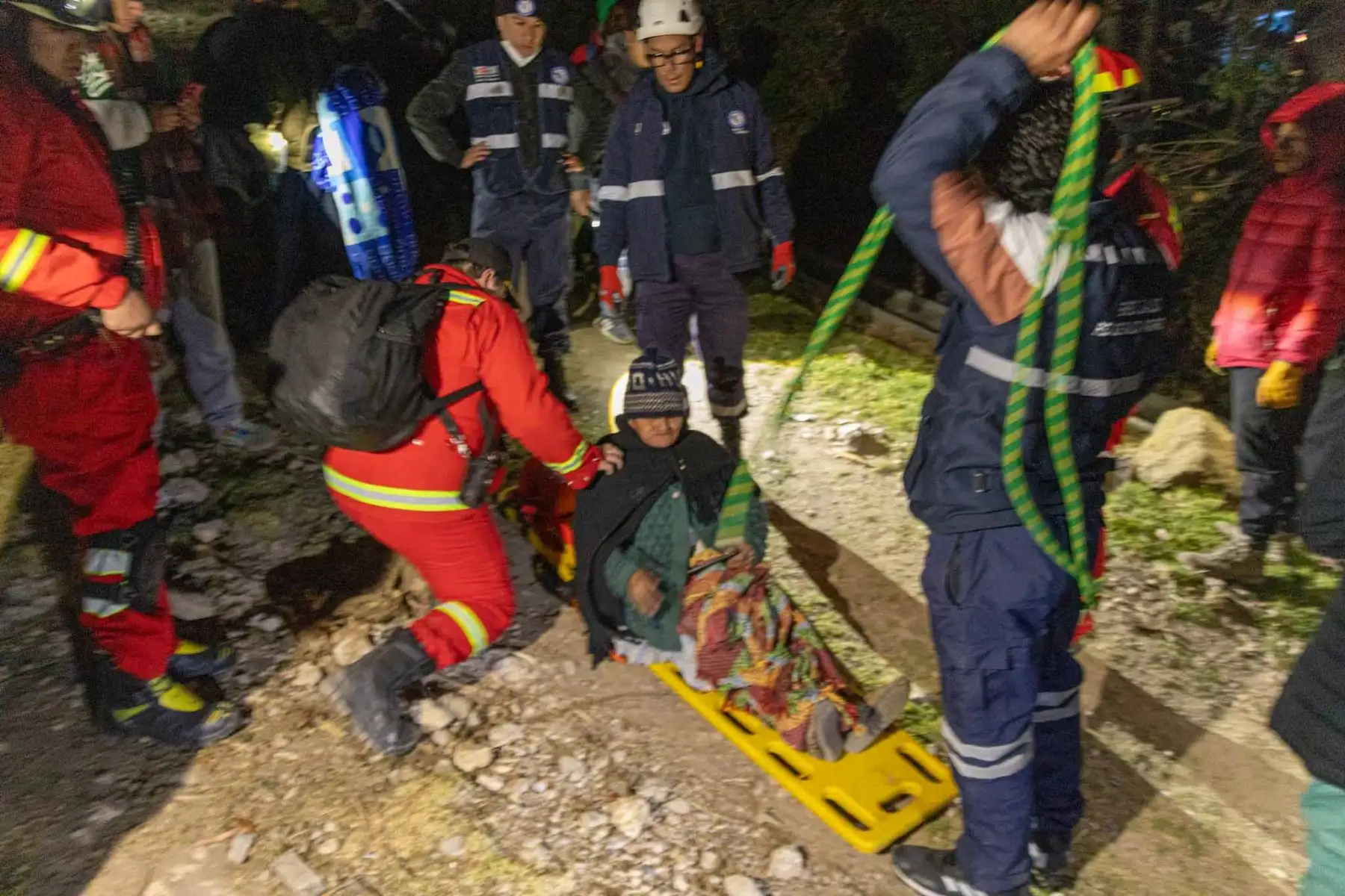 Equipos de emergencia atienden a la población de Pumpunya, en Chongos Bajo, una de las zonas más afectadas por el sismo registrado la noche del 18 de julio en la provincia de Chupaca. Foto. Cortesía/ Yershon Vilca