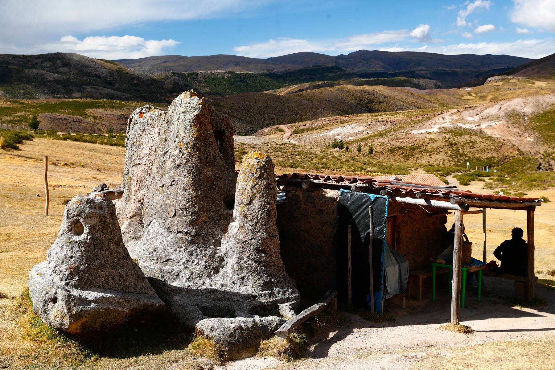 A 3 horas de Andahuaylas, región Apurímac, en la comunidad de San Antonio de Huajoto, distrito de Huampachiri, se encuentra la popularmente conocida Casa de los Pitufos, un inusual atractivo turístico que consiste en formaciones geológicas de piedra de origen volcánico. Foto: ANDINA/Daniel Bracamonte