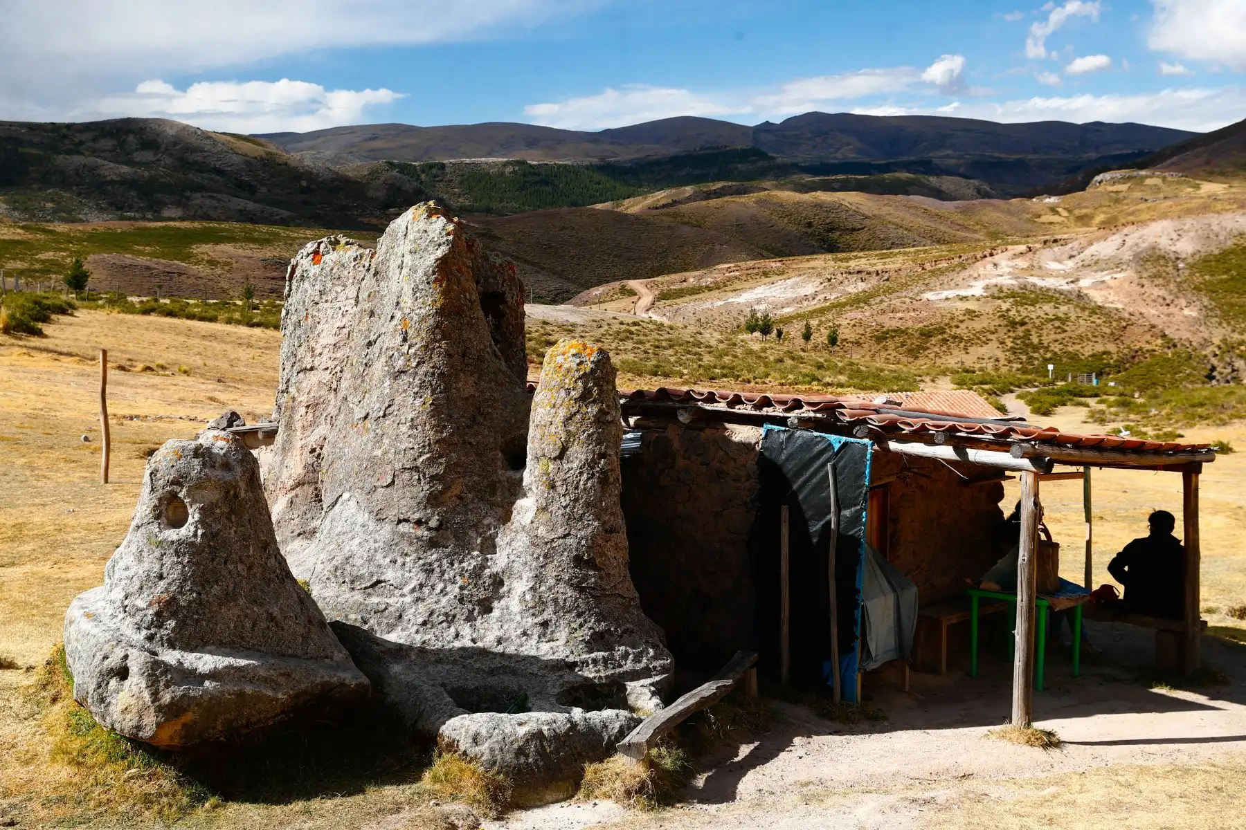 A 3 horas de Andahuaylas, región Apurímac, en la comunidad de San Antonio de Huajoto, distrito de Huampachiri, se encuentra la popularmente conocida Casa de los Pitufos, un inusual atractivo turístico que consiste en formaciones geológicas de piedra de origen volcánico. Foto: ANDINA/Daniel Bracamonte