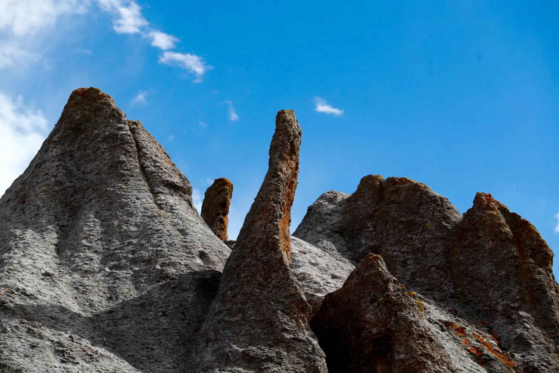 La zona de formaciones rocosas donde se encuentra la denominada Casa de los Pitufos, ubicada en el distrito de Huampachiri, región Apurímac, a unos 3550 m.s.n.m., tiene una antigüedad de unos 4 millones de años. Desde el año 2010 abrió sus puertas al público como atractivo turístico para su visita. Foto: ANDINA/Daniel Bracamonte