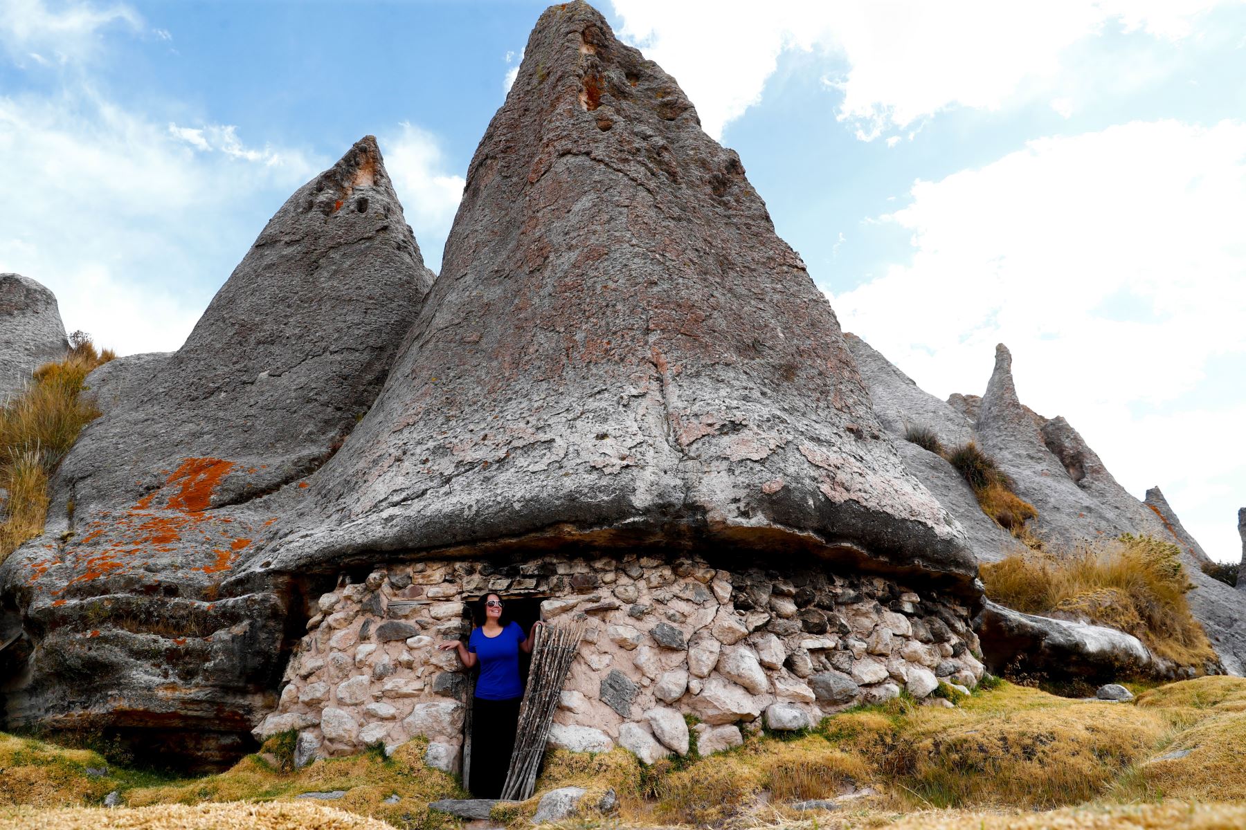 La denominada Casa de los Pitufos, ubicada en el distrito de Huampachiri, región Apurímac, a unos 3550 m.s.n.m., tiene una antigüedad de unos 4 millones de años. Estas formaciones rocosas fueron convertidas en vivienda desde hace unos 80 años, y desde el 2010 abrió sus puertas al público como atractivo turístico para su visita. Foto: ANDINA/Daniel Bracamonte