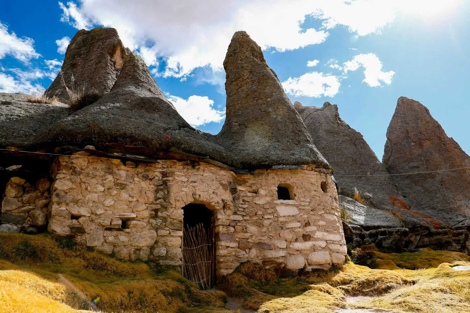 La denominada Casa de los Pitufos, ubicada en el distrito de Huampachiri, región Apurímac, a unos 3550 m.s.n.m., tiene una antigüedad de unos 4 millones de años. Estas formaciones rocosas fueron convertidas en vivienda desde hace unos 80 años, y desde el 2010 abrió sus puertas al público como atractivo turístico para su visita. Foto: ANDINA/Daniel Bracamonte