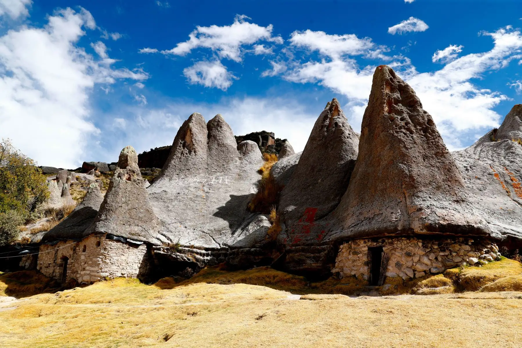 La denominada Casa de los Pitufos, ubicada en el distrito de Huampachiri, región Apurímac, a unos 3550 m.s.n.m., tiene una antigüedad de unos 4 millones de años. Estas formaciones rocosas fueron convertidas en vivienda desde hace unos 80 años, y desde el 2010 abrió sus puertas al público como atractivo turístico para su visita. Foto: ANDINA/Daniel Bracamonte