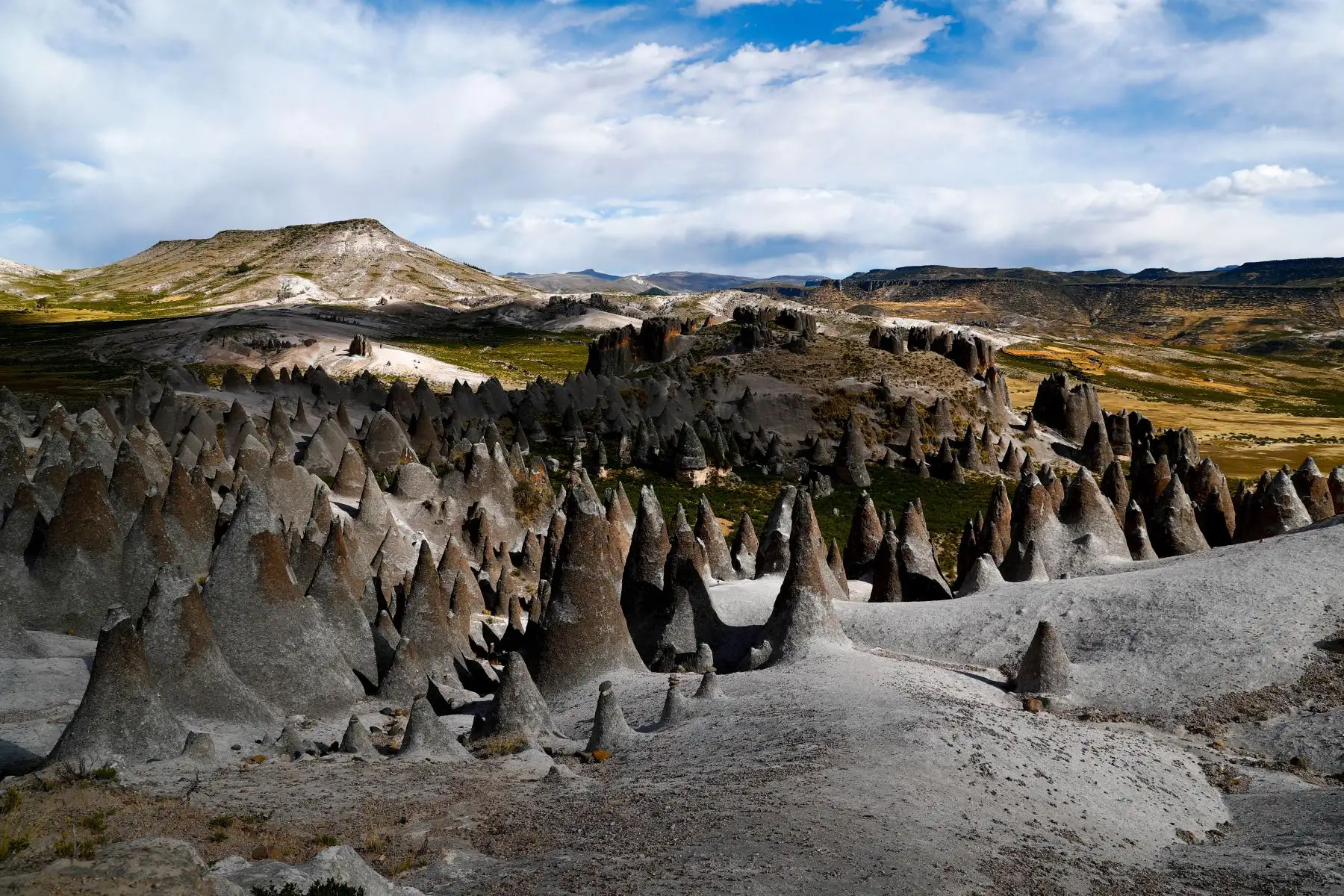 En la comunidad de San Antonio de Huajoto, a 3 horas de Andahuaylas, región Apurímac, se encuentra el Bosque de Piedras de Pampachiri, un inusual y enigmático atractivo turístico que consiste en formaciones geológicas de piedra de origen volcánico. Foto: ANDINA/Daniel Bracamonte