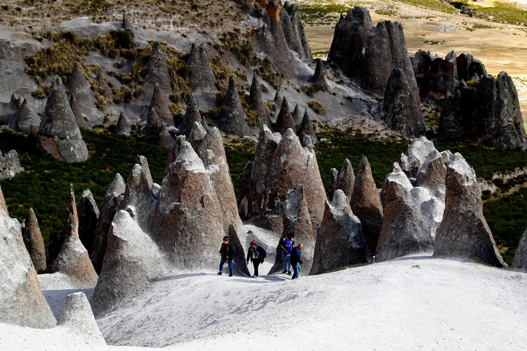 En la comunidad de San Antonio de Huajoto, a 3 horas de Andahuaylas, región Apurímac, se encuentra el Bosque de Piedras de Pampachiri, un inusual y enigmático atractivo turístico que consiste en formaciones geológicas de piedra de origen volcánico, con una antigüedad de unos 4 millones de años, ubicadas a una altura de unos 3550 m.s.n.m. Desde el año 2010 abrió sus puertas al público como atractivo turístico para su visita. Foto: ANDINA/Daniel Bracamonte