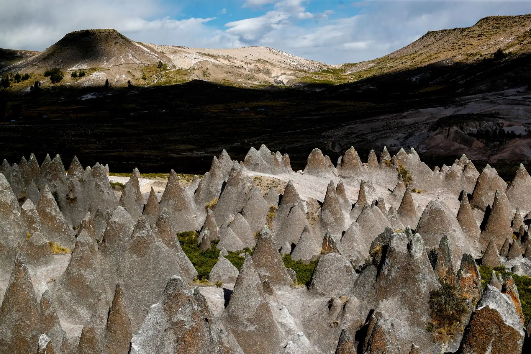 En la comunidad de San Antonio de Huajoto, a 3 horas de Andahuaylas, región Apurímac, se encuentra el Bosque de Piedras de Pampachiri, un inusual y enigmático atractivo turístico que consiste en formaciones geológicas de piedra de origen volcánico. Foto: ANDINA/Daniel Bracamonte