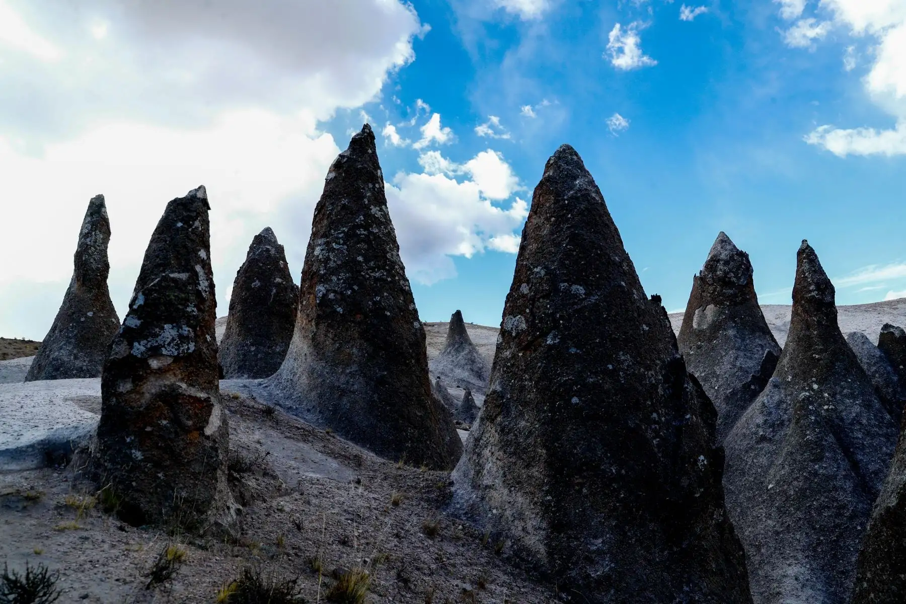 El Bosque de Piedras de Pampachiri, que se encuentra en Apurímac a una altura de unos 3600 m.s.n.m., tiene una antigüedad de unos 4 millones de años, formándose por acción directa del viento y la lluvia a través del tiempo. Desde el año 2010 abrió sus puertas al público como atractivo turístico para su visita. Foto: ANDINA/Daniel Bracamonte