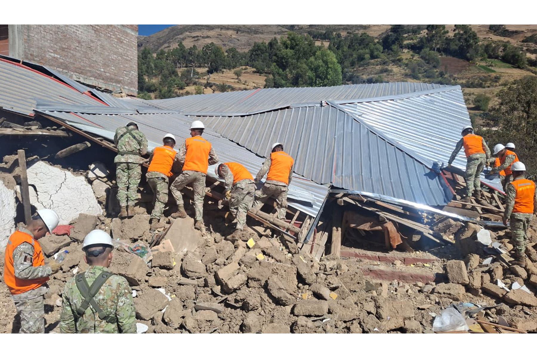 Ministro de Defensa articula respuesta del Estado tras sismo en Junín