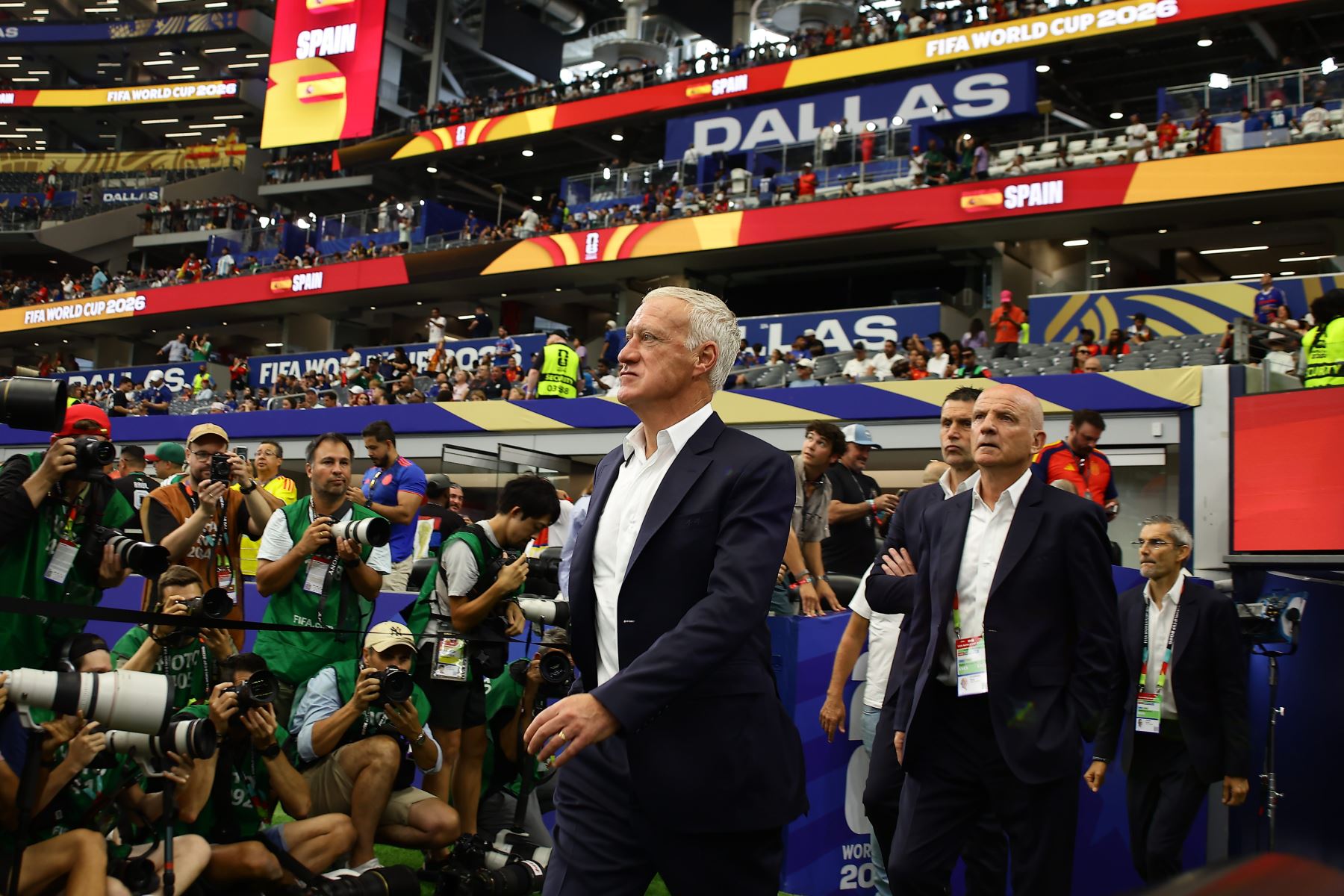 Francia brinda homenaje a Deschamps, a pesar de "la derrota", y ya piensa en Zidane