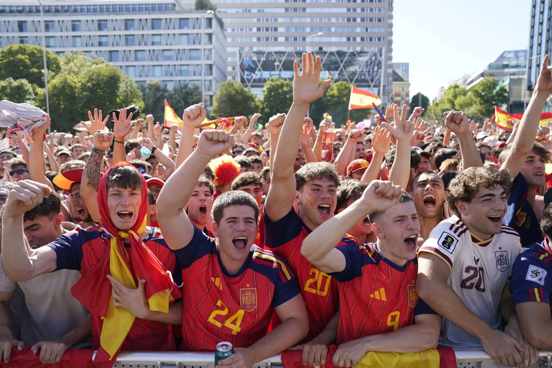 Hinchas de la selección de España animan a su equipo en la zona de aficionados de la plaza de Colón, en Madrid, antes de la final del Mundial de 2026 entre España y Argentina, el 19 de julio de 2026.Foto: AFP