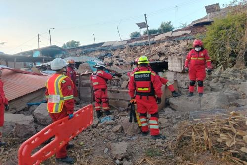 Los efectivos bomberiles vienen realizando labores de búsqueda y rescate, remoción de escombros, evacuación de personas afectadas, atención prehospitalaria y apoyo a la población en las zonas de mayor impacto.