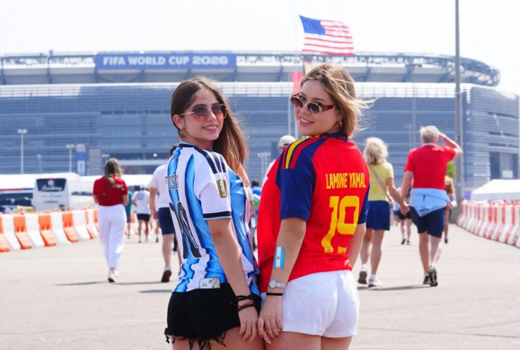 Aficionadas se reúnen antes de la final de la Copa Mundial de la FIFA 2026 entre España y Argentina en el estadio de Nueva Jersey (MetLife Stadium), en East Rutherford, Estados Unidos, el 19 de julio de 2026. Foto: Anadolu / AFP