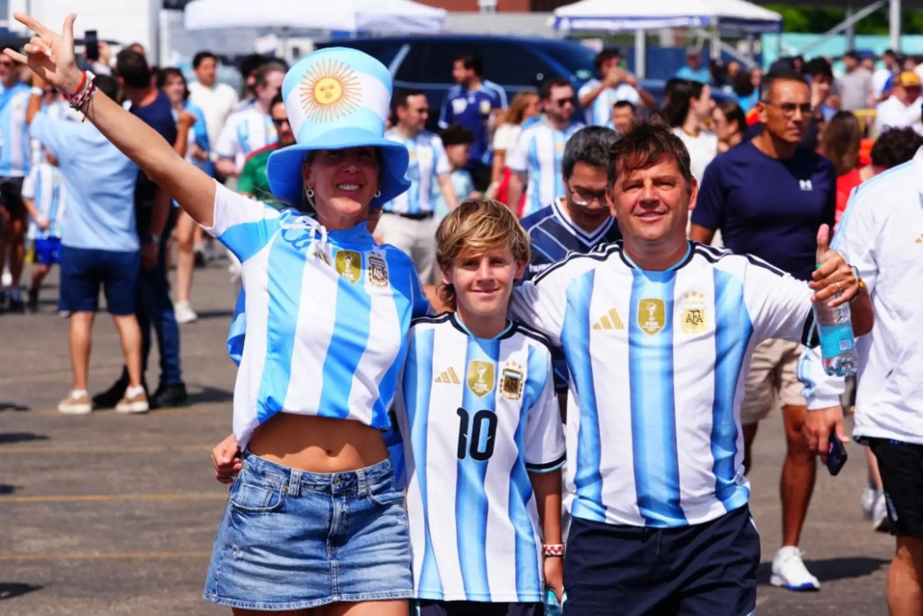 Aficionados se reúnen antes de la final de la Copa Mundial de la FIFA 2026 entre España y Argentina en el estadio de Nueva Jersey (MetLife Stadium), en East Rutherford, Estados Unidos, el 19 de julio de 2026. Foto: Anadolu / AFP