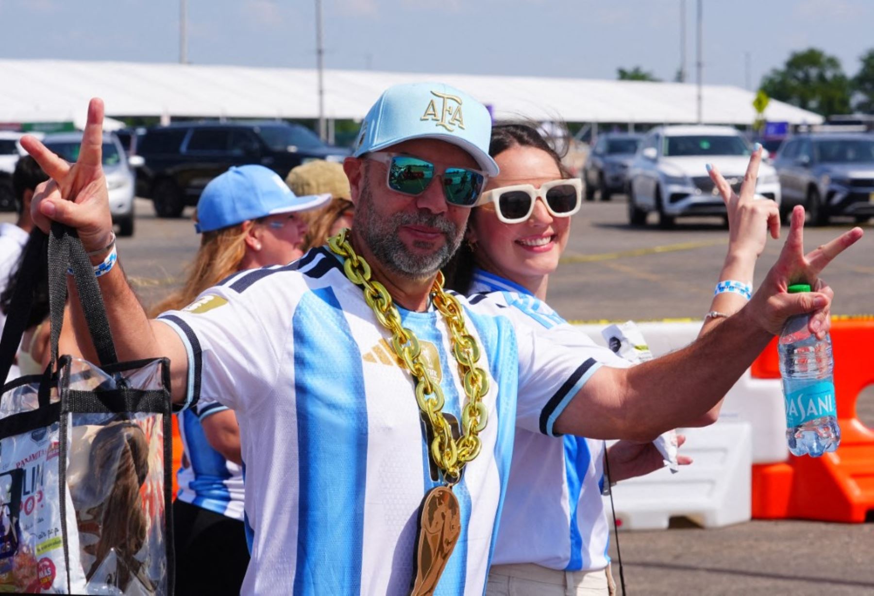 Aficionados se reúnen antes de la final de la Copa Mundial de la FIFA 2026 entre España y Argentina en el estadio de Nueva Jersey (MetLife Stadium), en East Rutherford, Estados Unidos, el 19 de julio de 2026. Foto: Anadolu / AFP