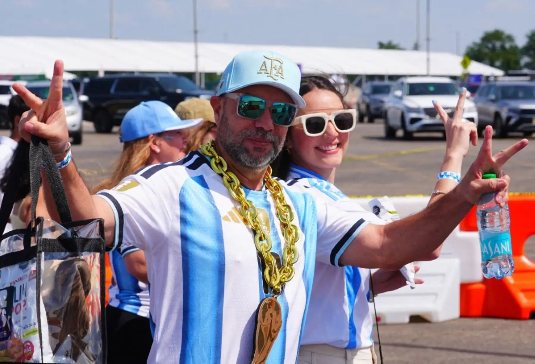 Aficionados se reúnen antes de la final de la Copa Mundial de la FIFA 2026 entre España y Argentina en el estadio de Nueva Jersey (MetLife Stadium), en East Rutherford, Estados Unidos, el 19 de julio de 2026. Foto: Anadolu / AFP