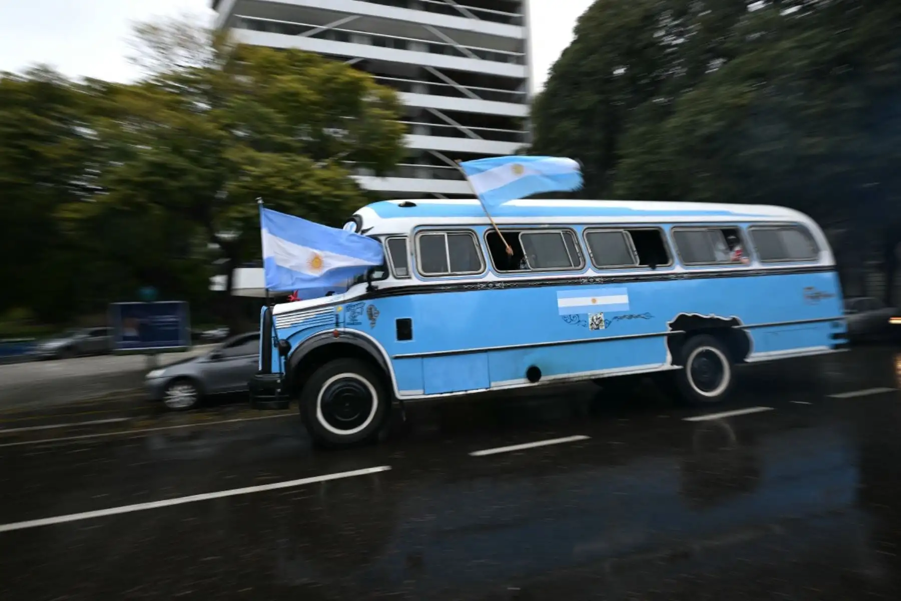 Un autobús que transporta a aficionados argentinos y está decorado con los colores de su bandera nacional circula por una avenida de Buenos Aires el 19 de julio de 2026, antes de la final de la Copa Mundial de la FIFA entre España y Argentina. Foto: AFP