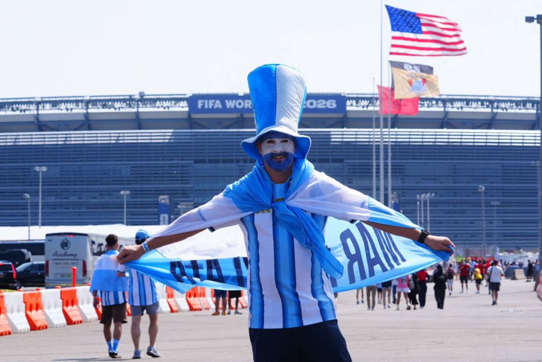 Aficionados se reúnen antes de la final de la Copa Mundial de la FIFA 2026 entre España y Argentina en el estadio de Nueva Jersey (MetLife Stadium), en East Rutherford, Estados Unidos, el 19 de julio de 2026. Foto: Anadolu / AFP