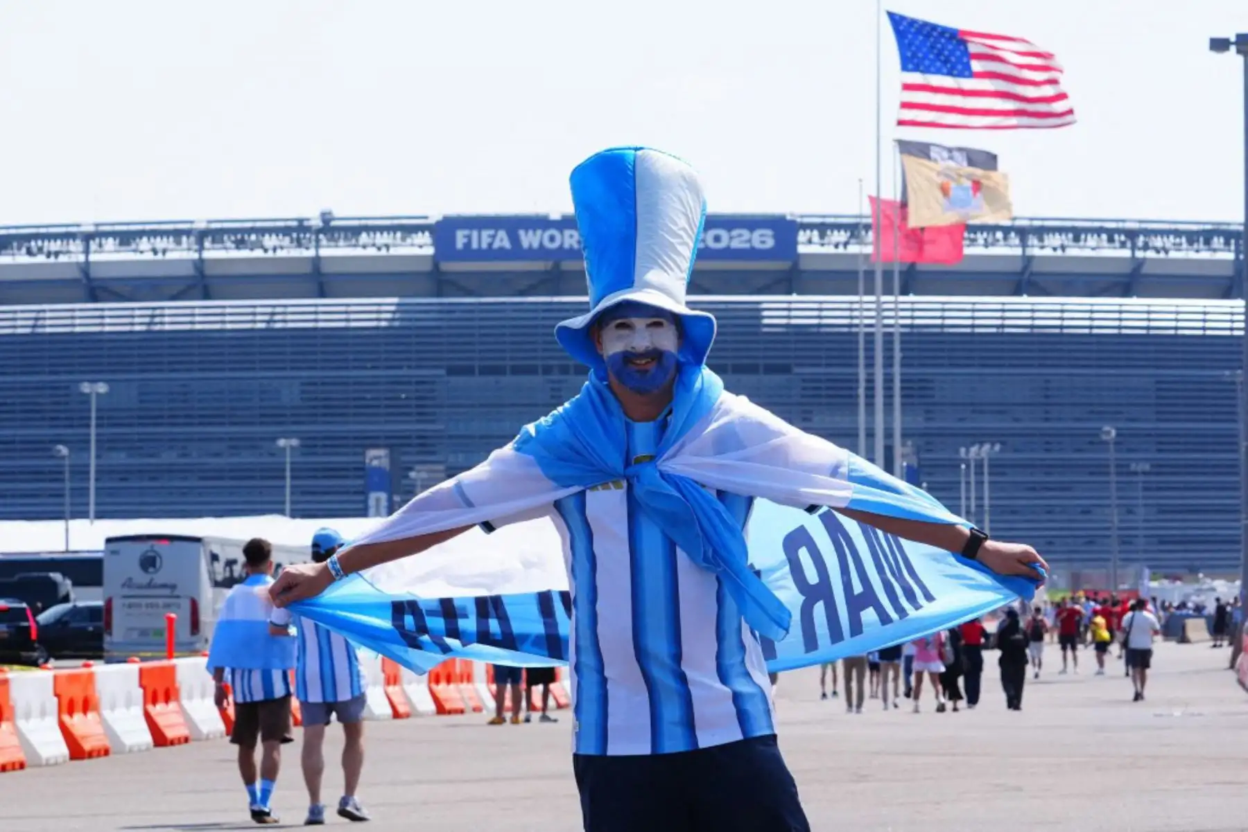 Aficionados se reúnen antes de la final de la Copa Mundial de la FIFA 2026 entre España y Argentina en el estadio de Nueva Jersey (MetLife Stadium), en East Rutherford, Estados Unidos, el 19 de julio de 2026. Foto: Anadolu / AFP