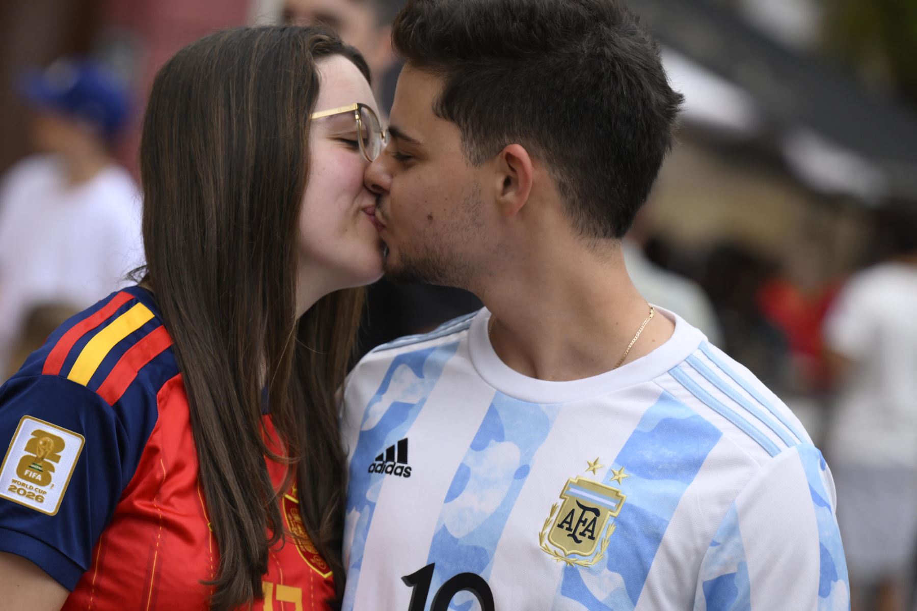 Aficionados se besan en la Plaza de la Catedral de Oviedo, en Asturias, para seguir la final del Mundial 2026 que disputan este domingo 19 de julio las selecciones de España y Argentina en Estados Unidos. Foto: EFE