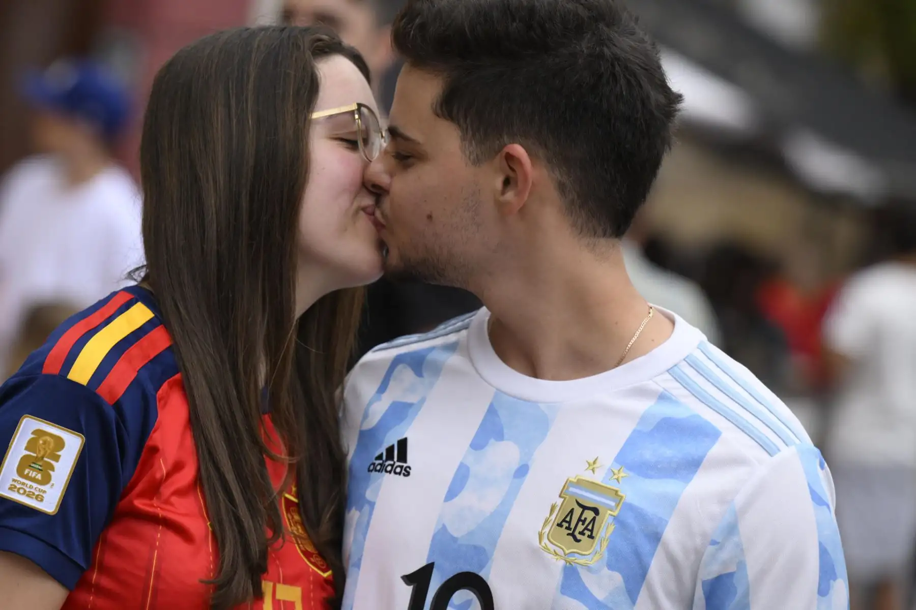 Aficionados se besan en la Plaza de la Catedral de Oviedo, en Asturias, para seguir la final del Mundial 2026 que disputan este domingo 19 de julio las selecciones de España y Argentina en Estados Unidos. Foto: EFE