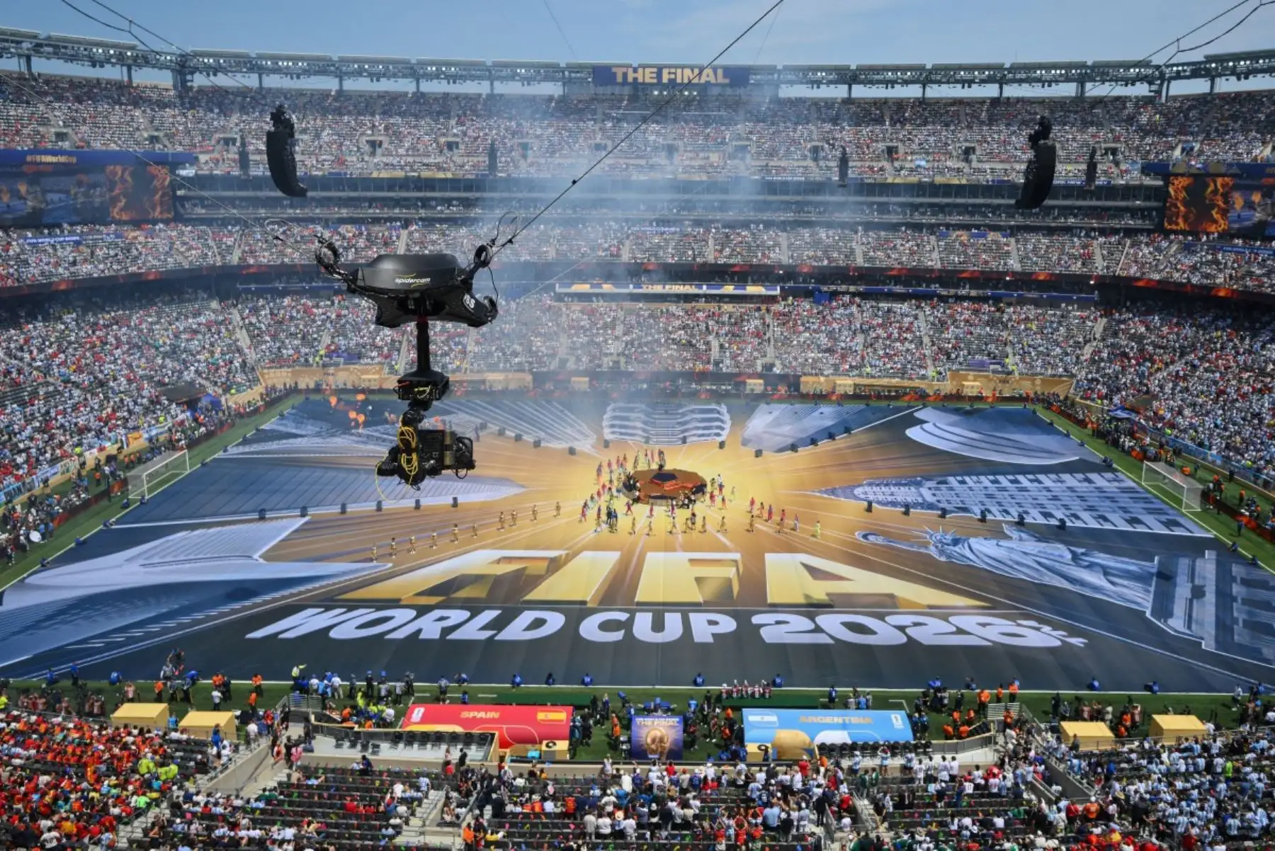 Bailarines actúan durante la ceremonia de clausura de la final del Mundial de Fútbol de 2026 entre España y Argentina en el estadio de Nueva York/Nueva Jersey en East Rutherford. Foto: AFP