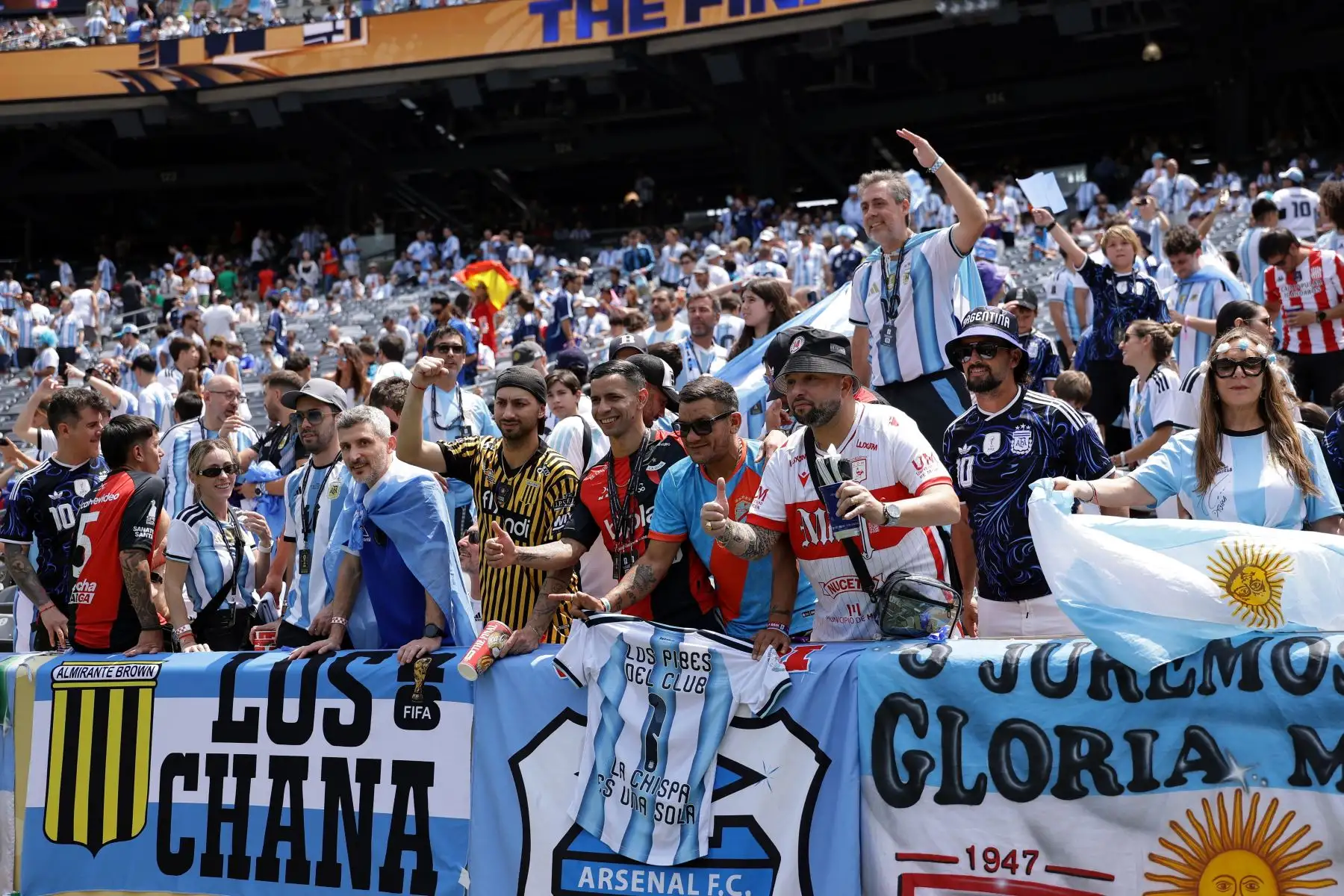 Aficionados argentinos alientan a su selección antes de la final de la Copa Mundial de la FIFA 2026 entre España y Argentina, en Nueva Jersey, Estados Unidos, el 19 de julio de 2026. Foto: EFE