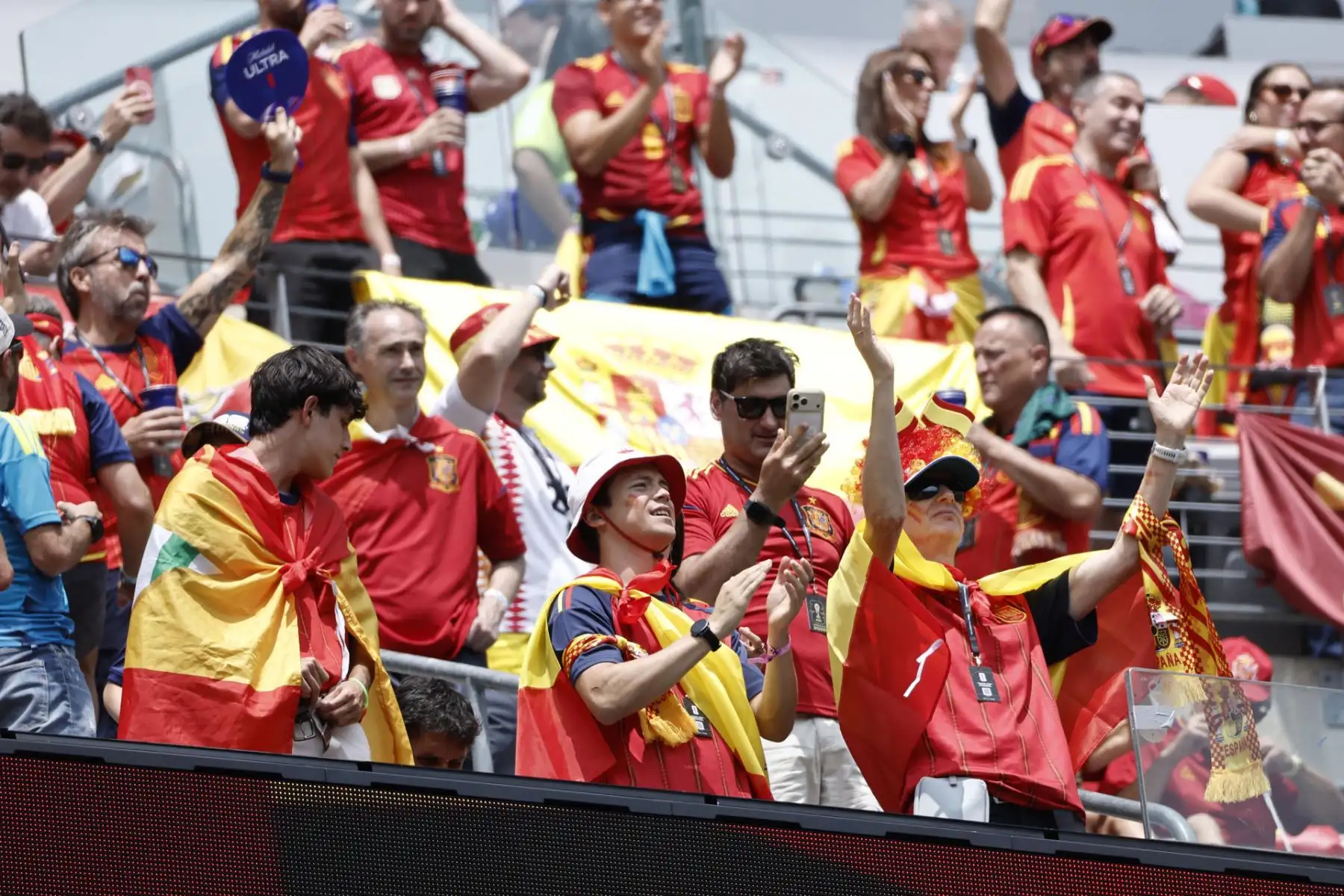 Aficionados de España esperan el inicio de la final del Mundial 2026 que disputan este domingo los combinados de España y Argentina en el MetLife Stadium de Nueva Jersey, Estados Unidos. Foto: EFE