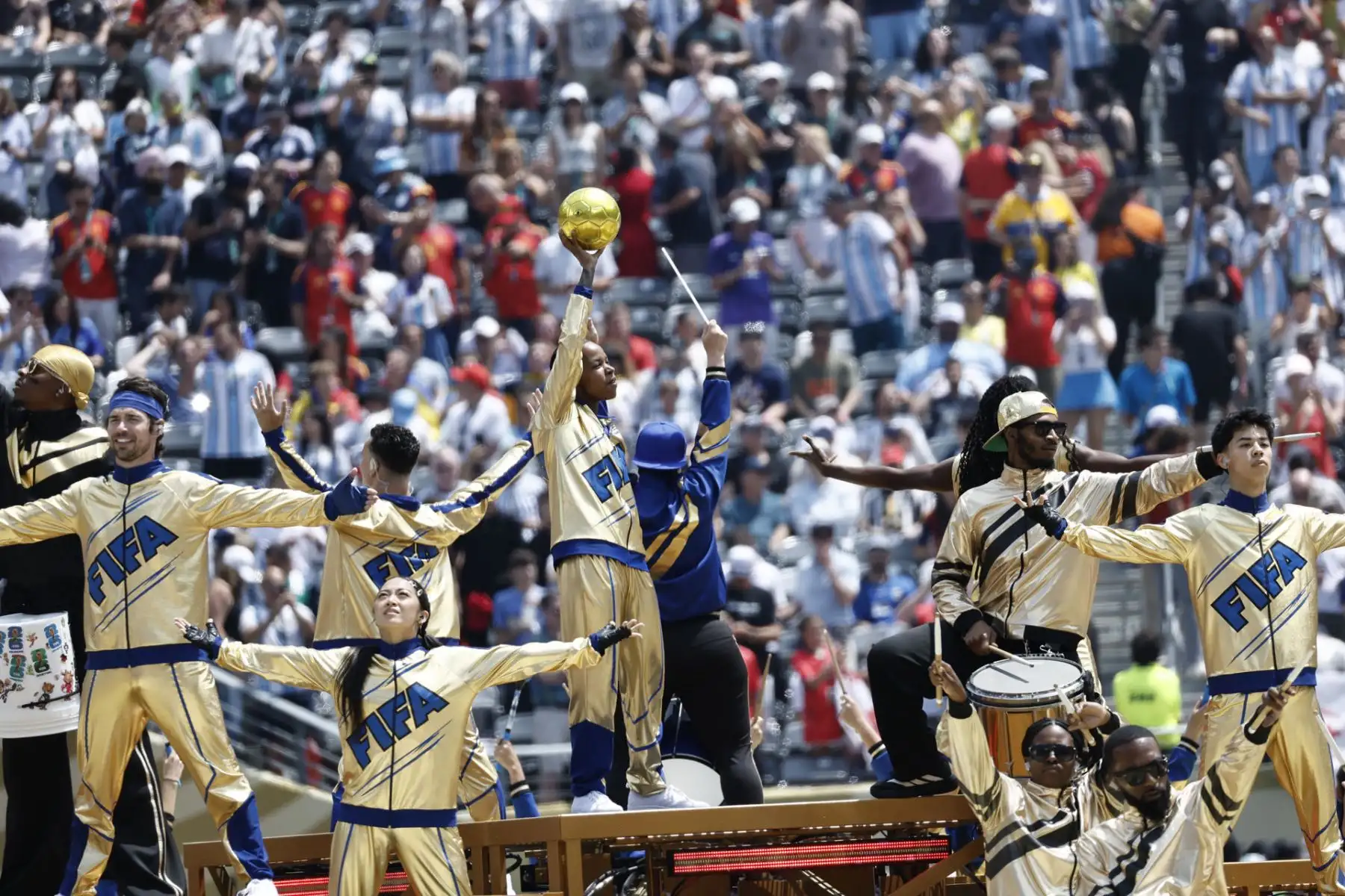 Parte del espectáculo de clausura del Mundial 2026 antes de jugarse la gran final que disputan este domingo 19 de julio las selecciones de Argentina y España en el MetLife Stadium de Nueva Jersey en Estados Unidos. Foto: EFE
