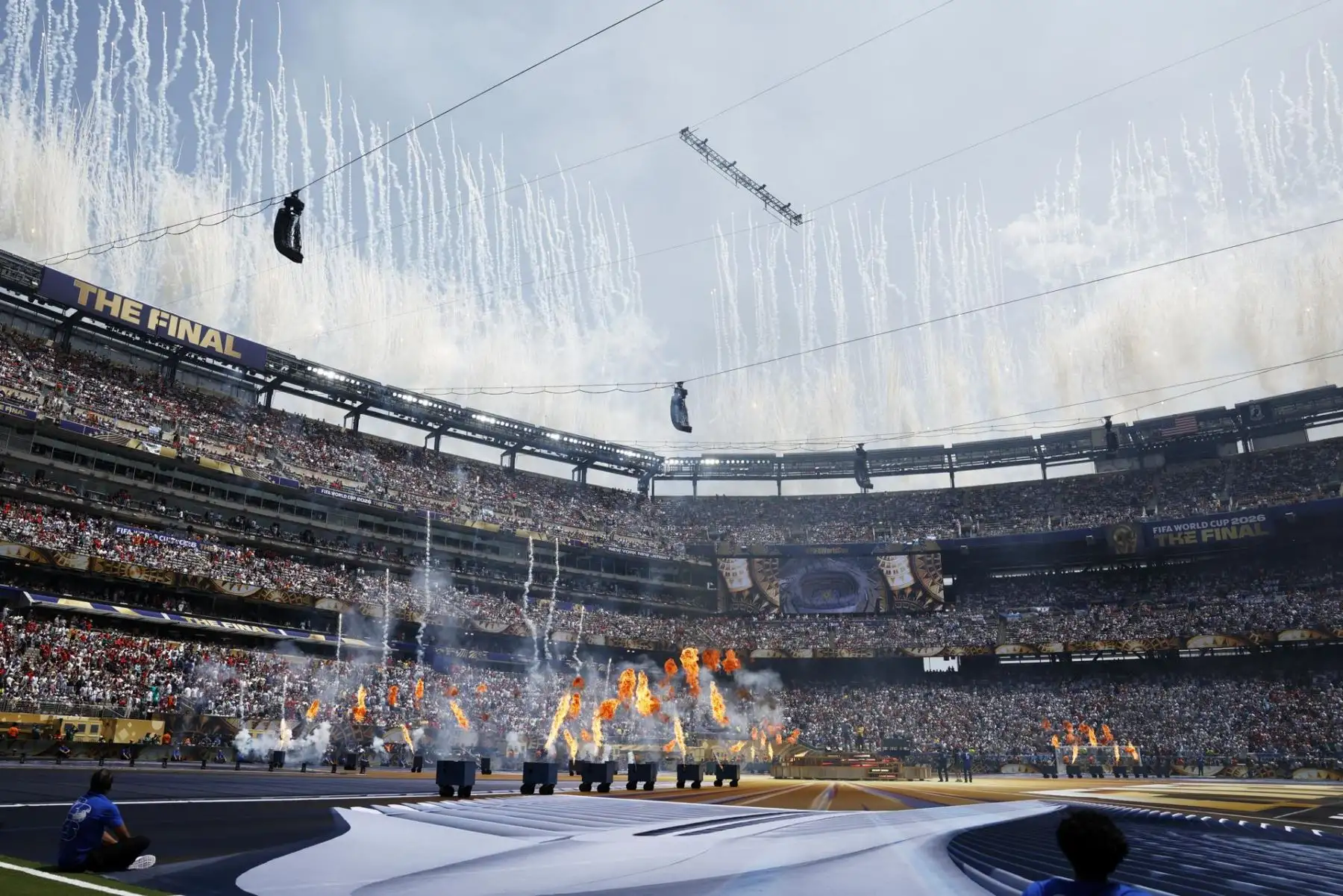 El humo de la pirotecnia se eleva durante la ceremonia de clausura previa a la final de la Copa Mundial de la FIFA 2026 entre España y Argentina, en East Rutherford, Nueva Jersey, Estados Unidos, el 19 de julio de 2026. Foto: EFE