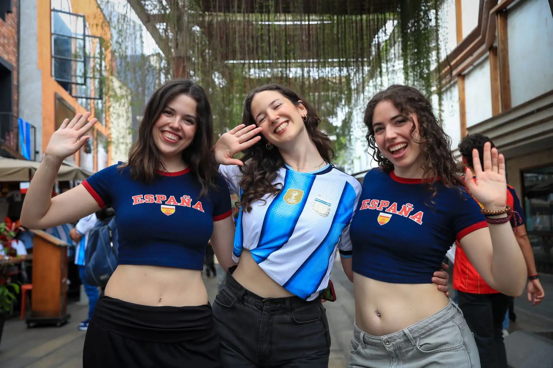 Hinchas españolas y argentinas toman las calles de Miraflores en la ciudad de Lima alentando a sus selecciones el domingo 19 de julio previo a la final del Mundial 2026 que se disputa entre Argentina y España. Foto: ANDINA/Ricardo Cuba